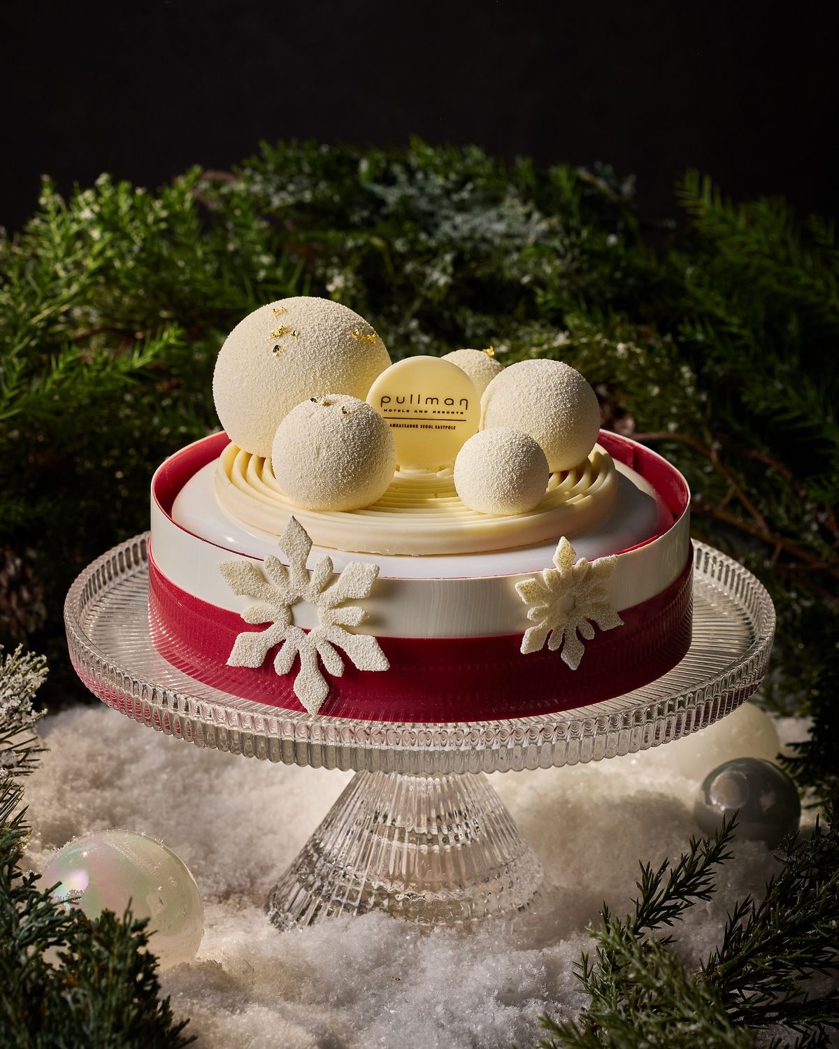 풀만 서울 이스트풀 케이크 | 인스타그램 @pullmanseoul_eastpole