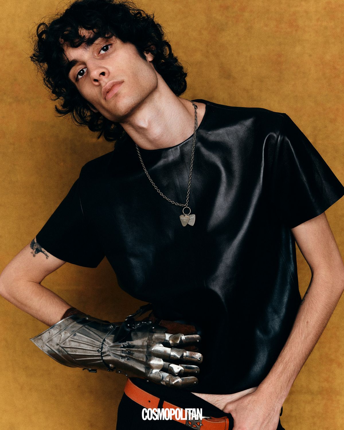 레더 톱, 팬츠 모두 Tom Ford. 목걸이 Depop. 벨트 Artemas Quibble. 반지 Cartier. 