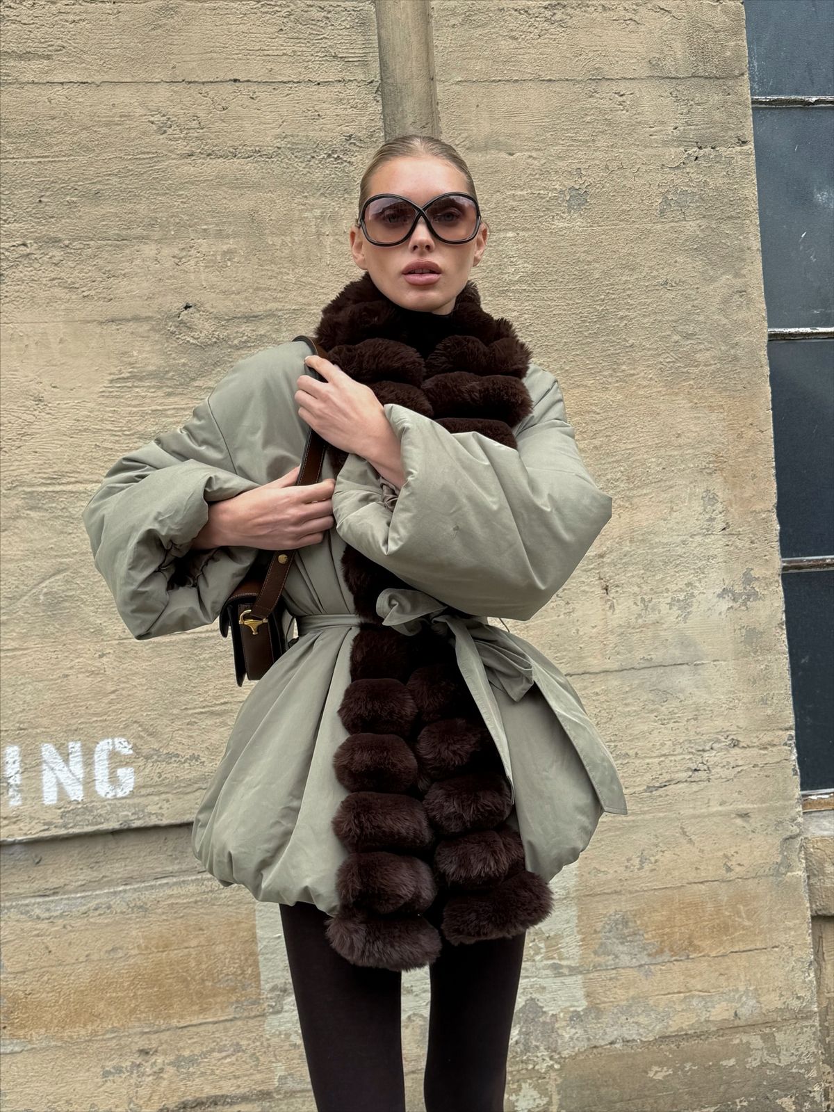 패딩에 퍼 머플러를 매치한 엘사 호스크. 인스타그램 @hoskelsa