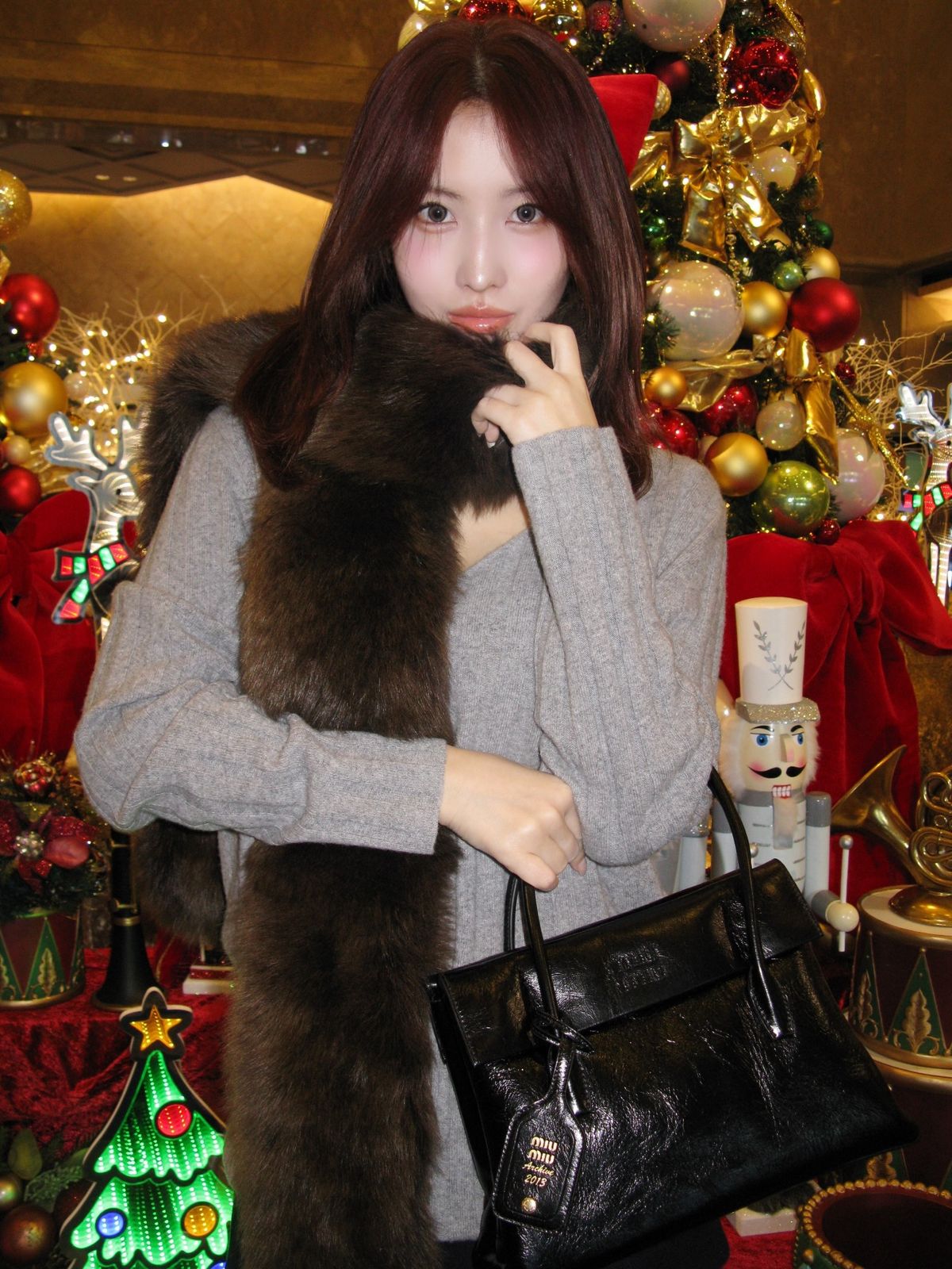 그레이 니트에 퍼 머플러를 두른 모모. 인스타그램 @momo