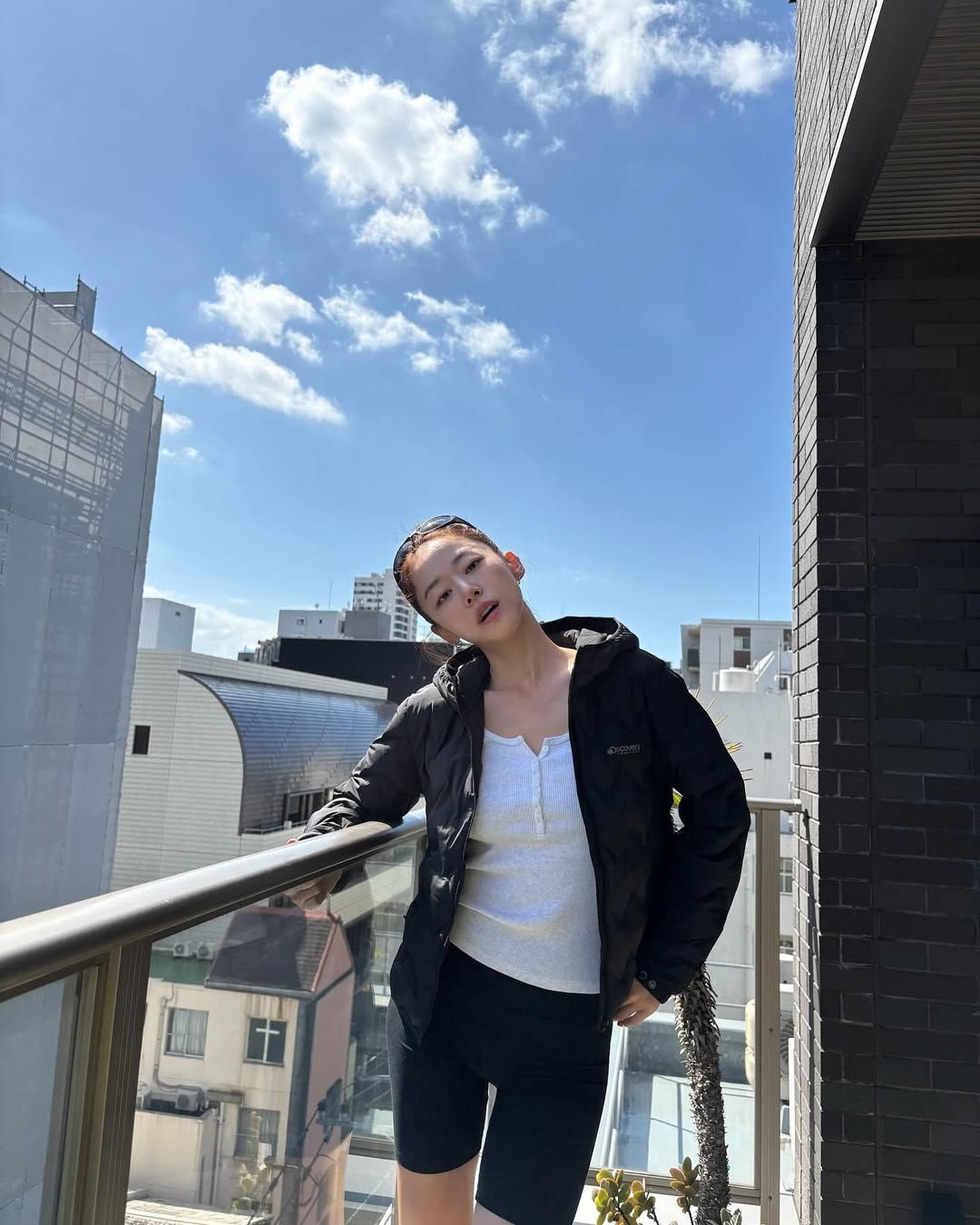 스포티함을 연출할 수 있는 디스커버리의 경량 패딩. 인스타그램 @jmyoungl 