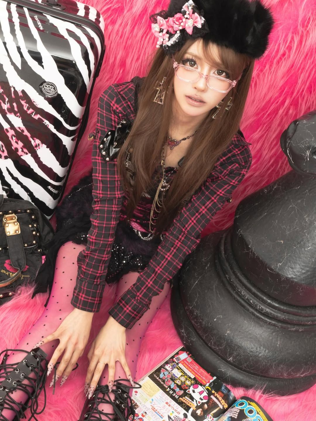 러블리즈 미주, 갸루 스타일링| 인스타그램 @queen.chu_s