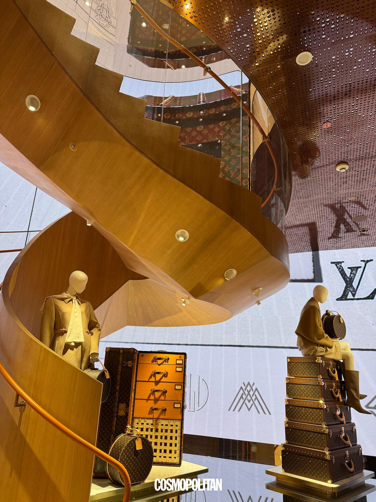 매장 입구와 계단 장식