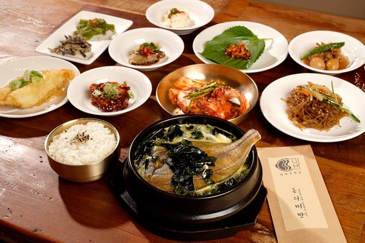 깔끔하고 정갈한 한 상 차림으로 미역국을 즐길 수 있는 미반 미역국 정찬. 사진 네이버지도 미반 미역국 정찬 업체 등록 사진