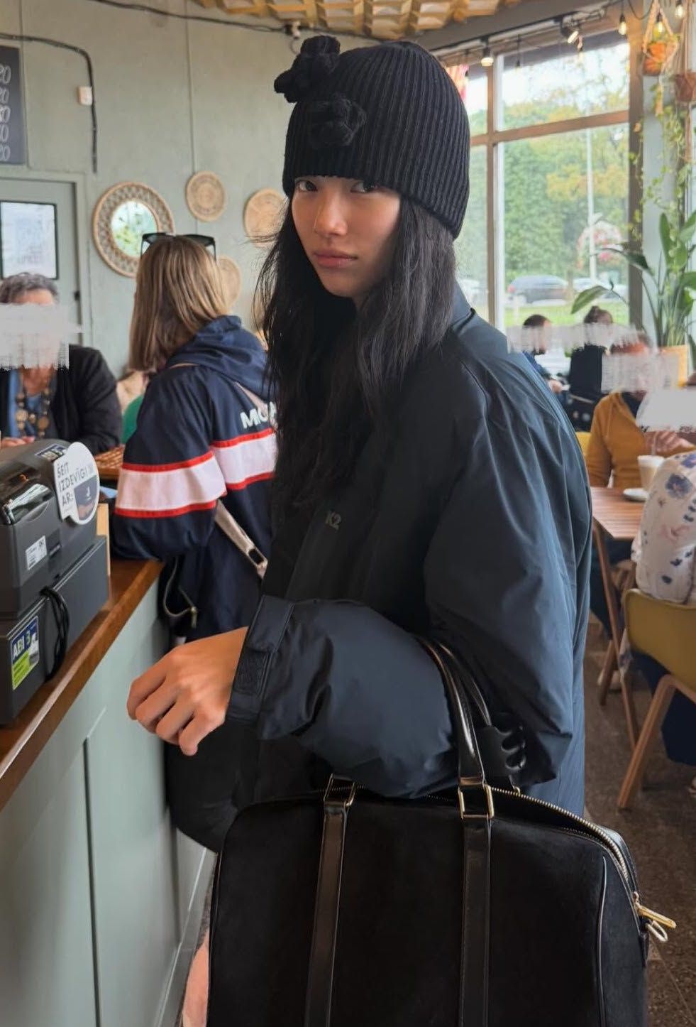 그래니 비니를 모던하게 소화한 수지. 인스타그램 @skuukzky