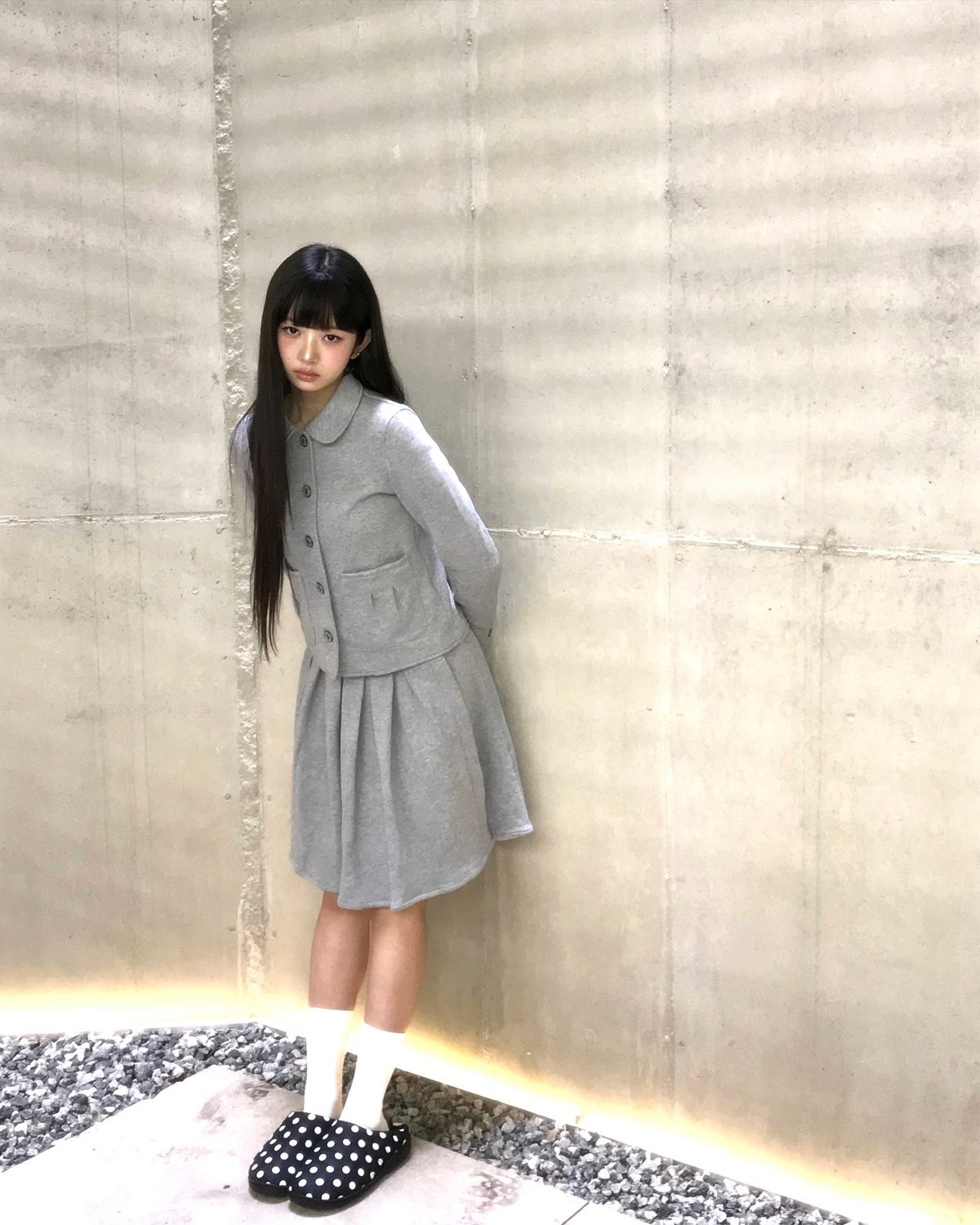 프레피 룩에 폴카 도트 패딩 슈즈를 착용한 레이. 인스타그램 @reinyourheart 
