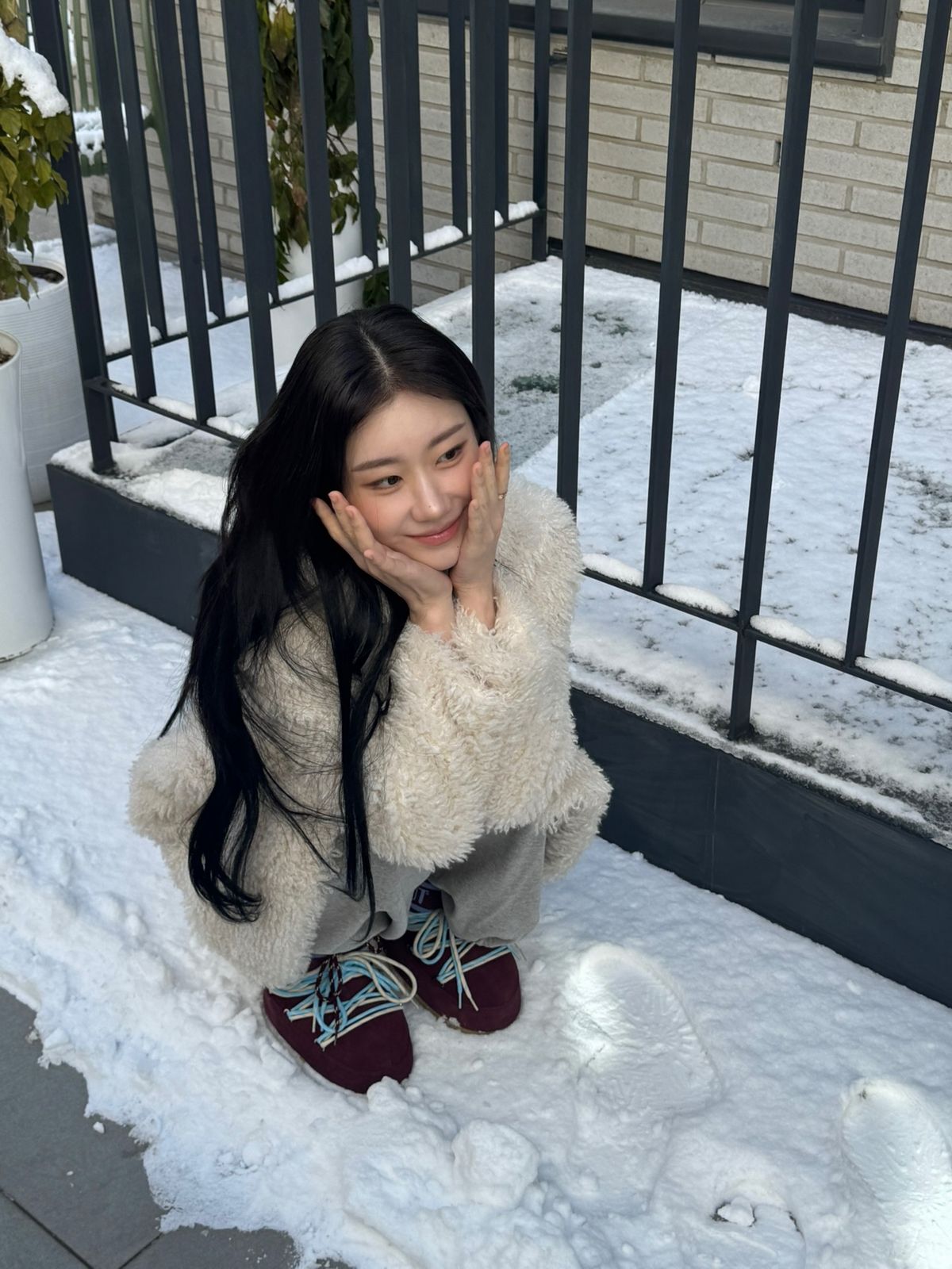 원마일웨어 룩에 패딩 슈즈를 매치한 채령. 인스타그램 @chaerrry0