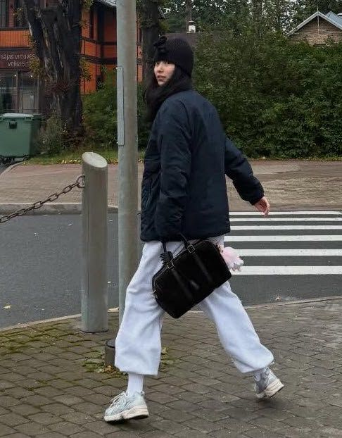 그래니 비니를 모던하게 소화한 수지. 인스타그램 @skuukzky