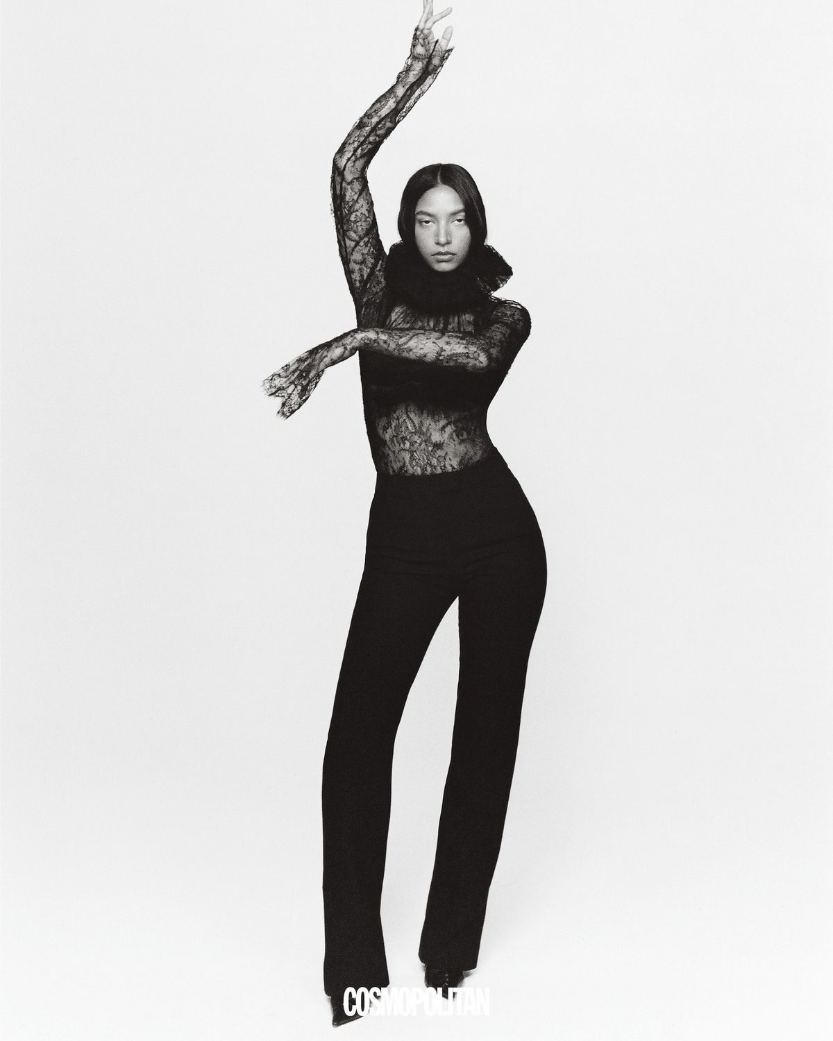 레이스 톱, 팬츠 모두 McQueen. 이너 브라톱 Cuup. 부츠 Jimmy Choo. 