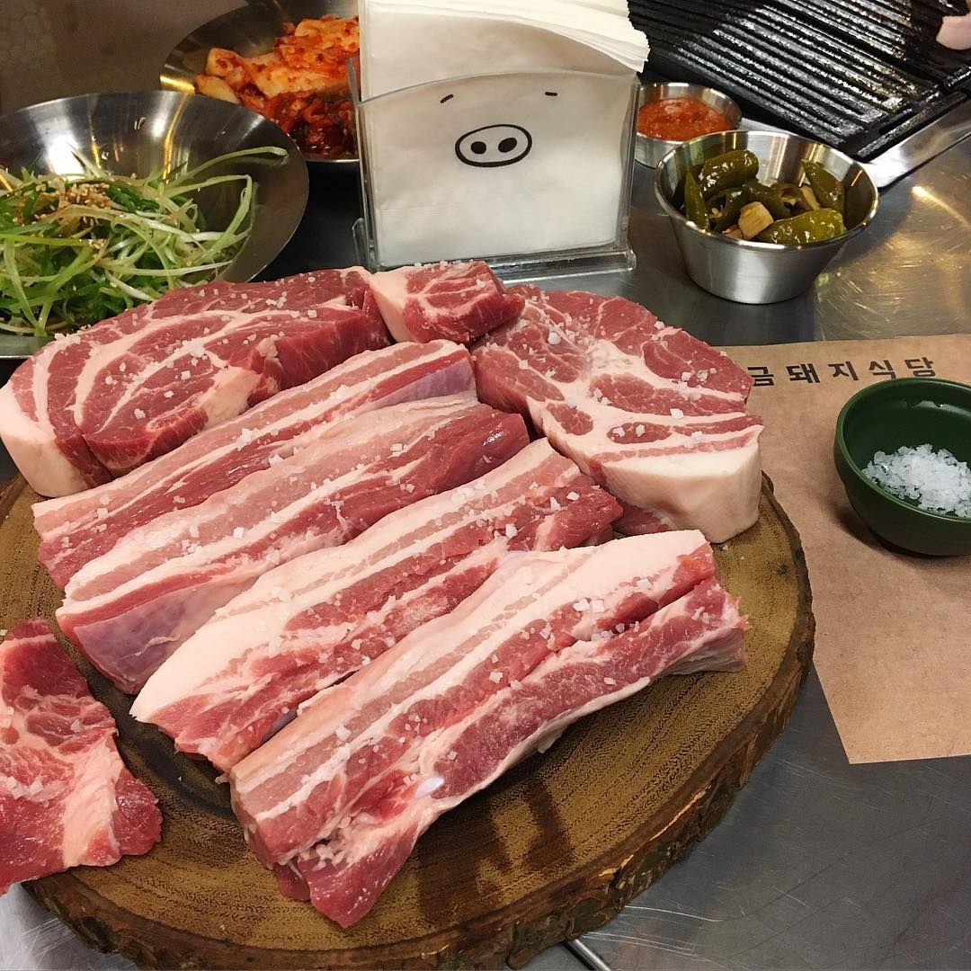 2025년 예가 내한해서 방문한 약수의 금돼지 식당. 인스타그램 @gold_pig1982