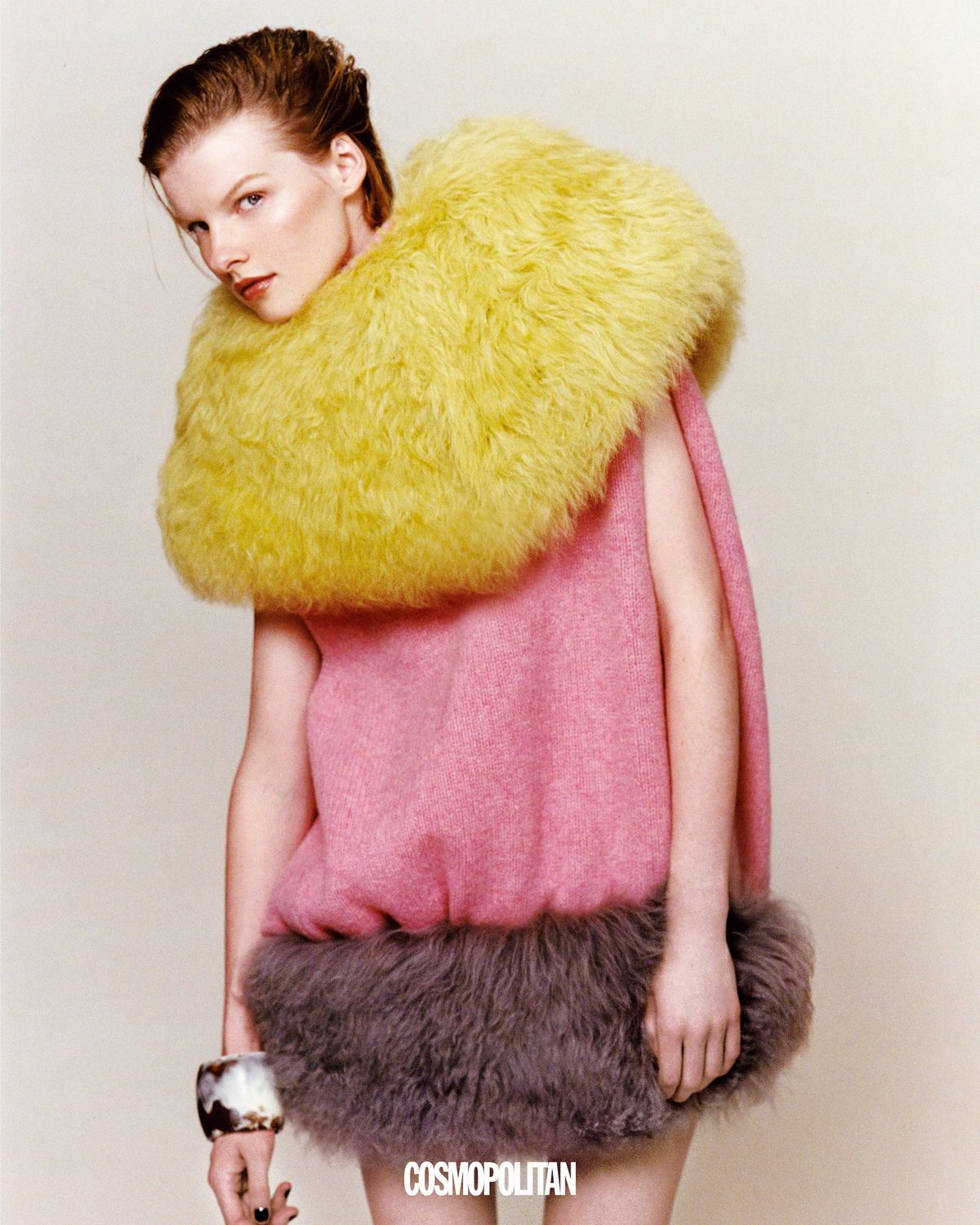 퍼 미니드레스, 퍼 스톨 모두 Marni. 뱅글 Dinosaur Designs. 