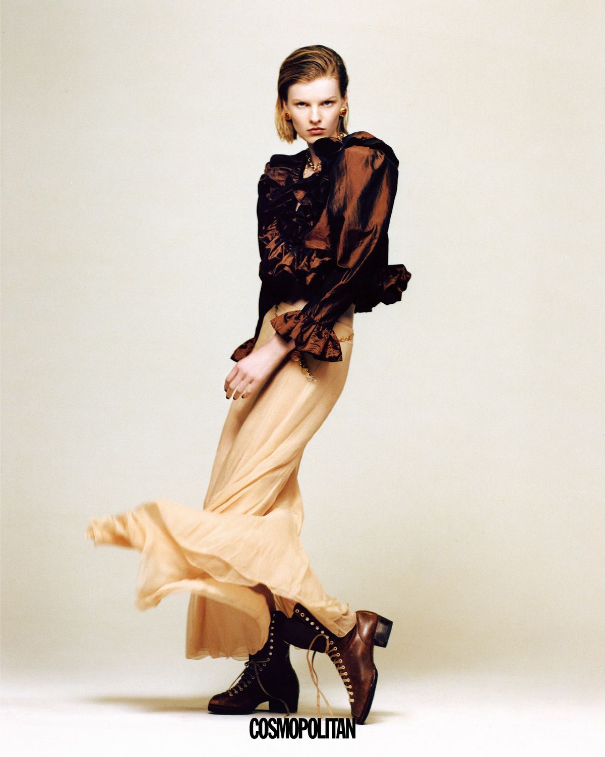 블라우스, 스커트, 목걸이 모두 Chloé. 귀고리 Ben- Amun. 허리에 걸친 보디 체인 Pandora. 