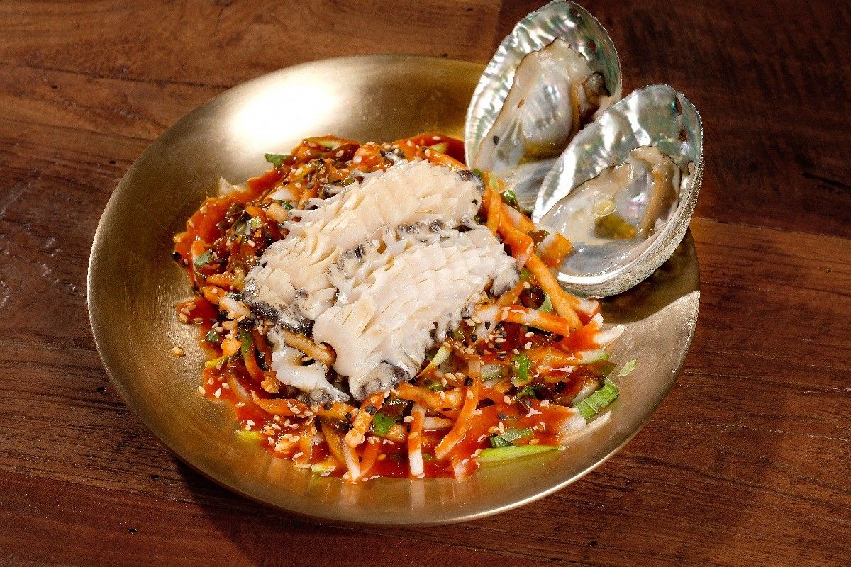 깔끔하고 정갈한 한 상 차림으로 미역국을 즐길 수 있는 미반 미역국 정찬. 사진 네이버지도 미반 미역국 정찬 업체 등록 사진