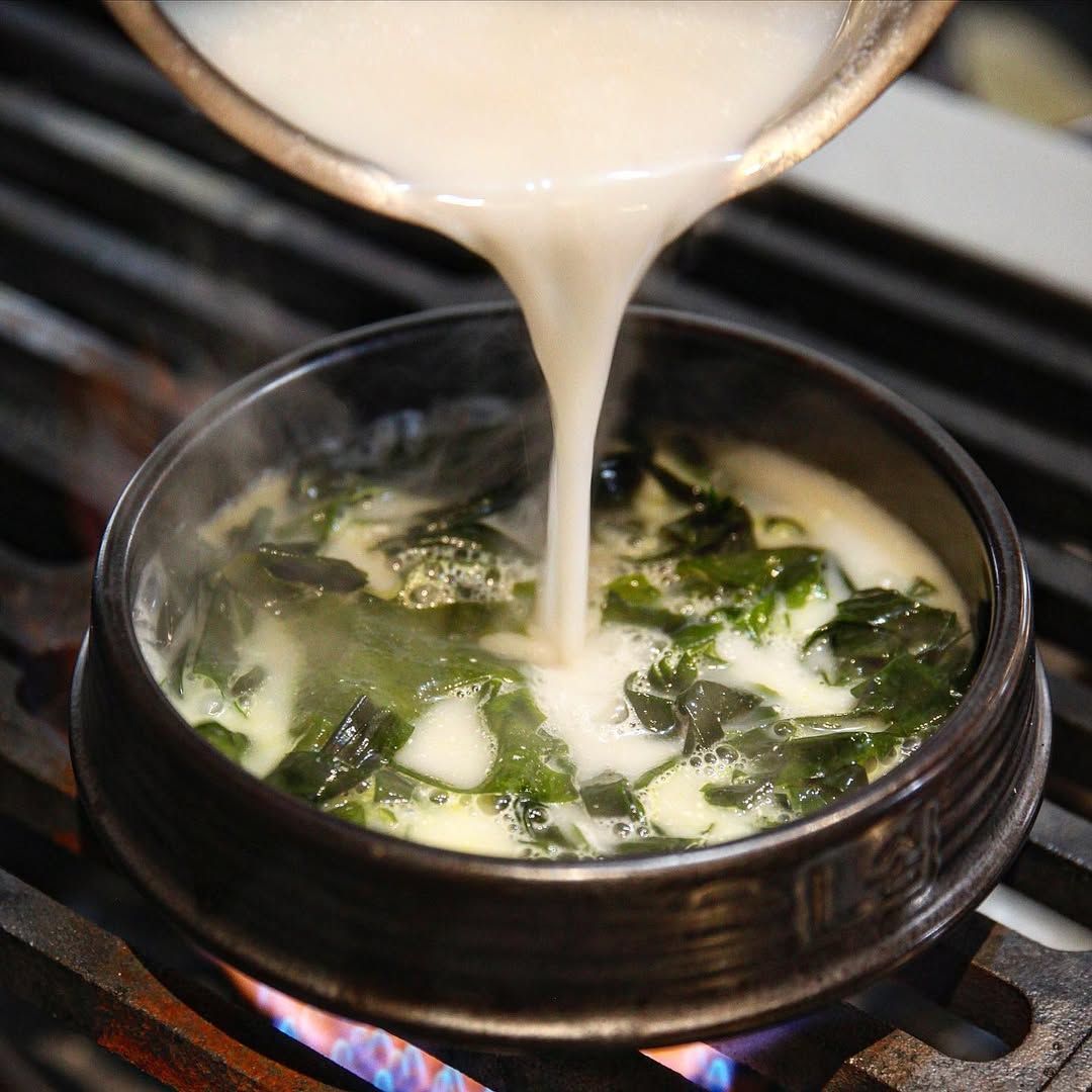 들깨 미역국 단일 메뉴로 미쉐린 빕 구르망에 선정된 용산의 오일제. 인스타그램 @oilje_official