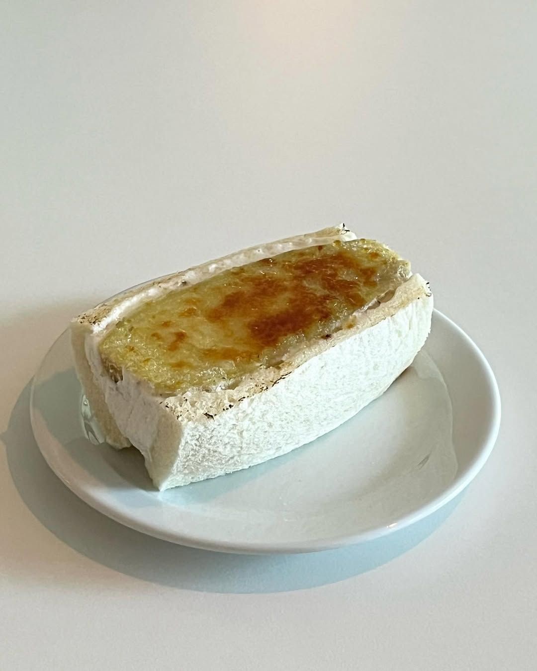 카페 보케의 고구마 크림 브륄레 산도. 인스타그램 @bokeh_coffeebar