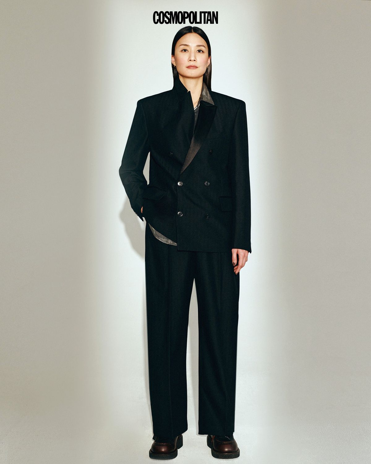 재킷, 팬츠 모두 Zara. 셔츠 Musinsa Standard. 슈즈 Ferragaomo.