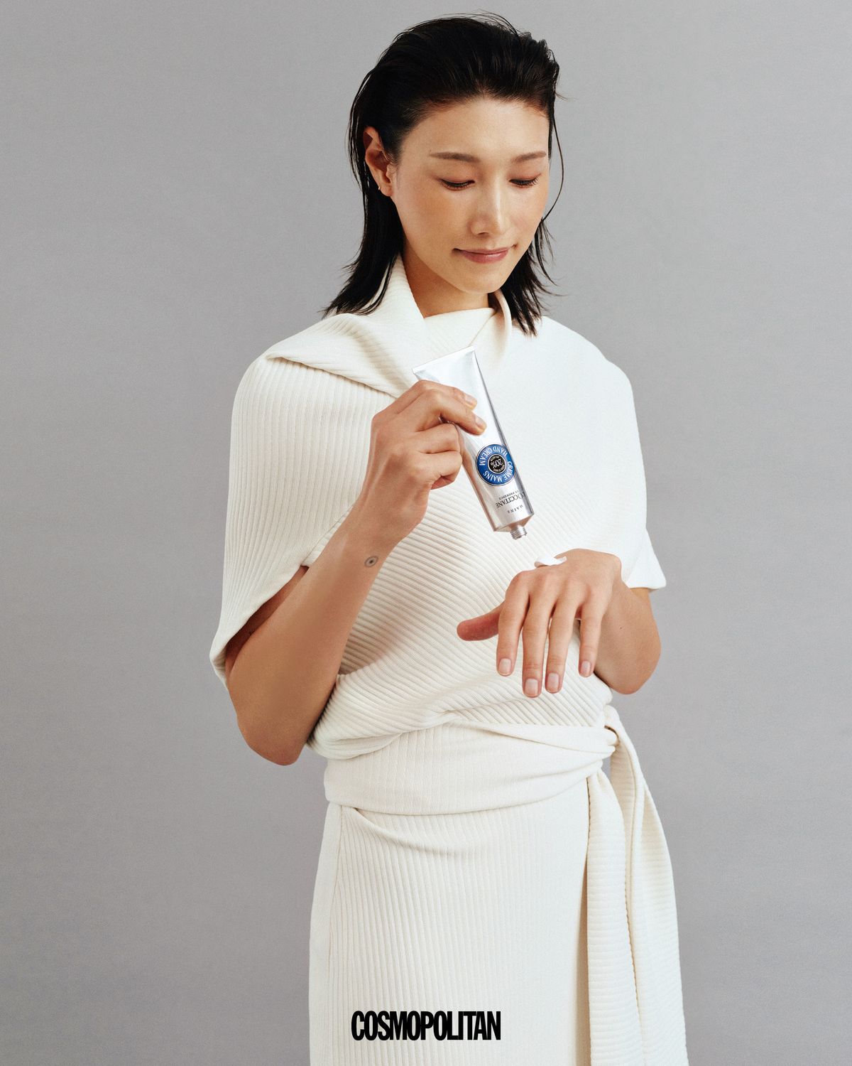 “배구는 손끝의 감각으로 흐름을 바꾸는 스포츠예요. 공에 닿는 그 짧은 순간, 손가락 하나의 힘과 각도가 방향을 바꾸죠. 코트 위에서 가장 강해야 하는 이 손은, 경기가 끝나면 가장 깊은 휴식을 필요로 해요. 테이핑을 떼어낸 뒤 찾아오는 얼얼한 감각 위로 록시땅 시어 버터 핸드 크림의 묵직한 텍스처가 손을 덮을 때, 깊게 스며드는 보습과 함께 남는 포근한 향이 자연스럽게 안도감을 건네요. 이 시간은 단순한 케어가 아니라, 또 다른 내일을 준비하는 나만의 리추얼이에요.” 시어 버터 핸드 크림 150ml 4만2천원 L’occitane. 스트랩 니트 드레스 Dint. 귀고리 본인 소장품.