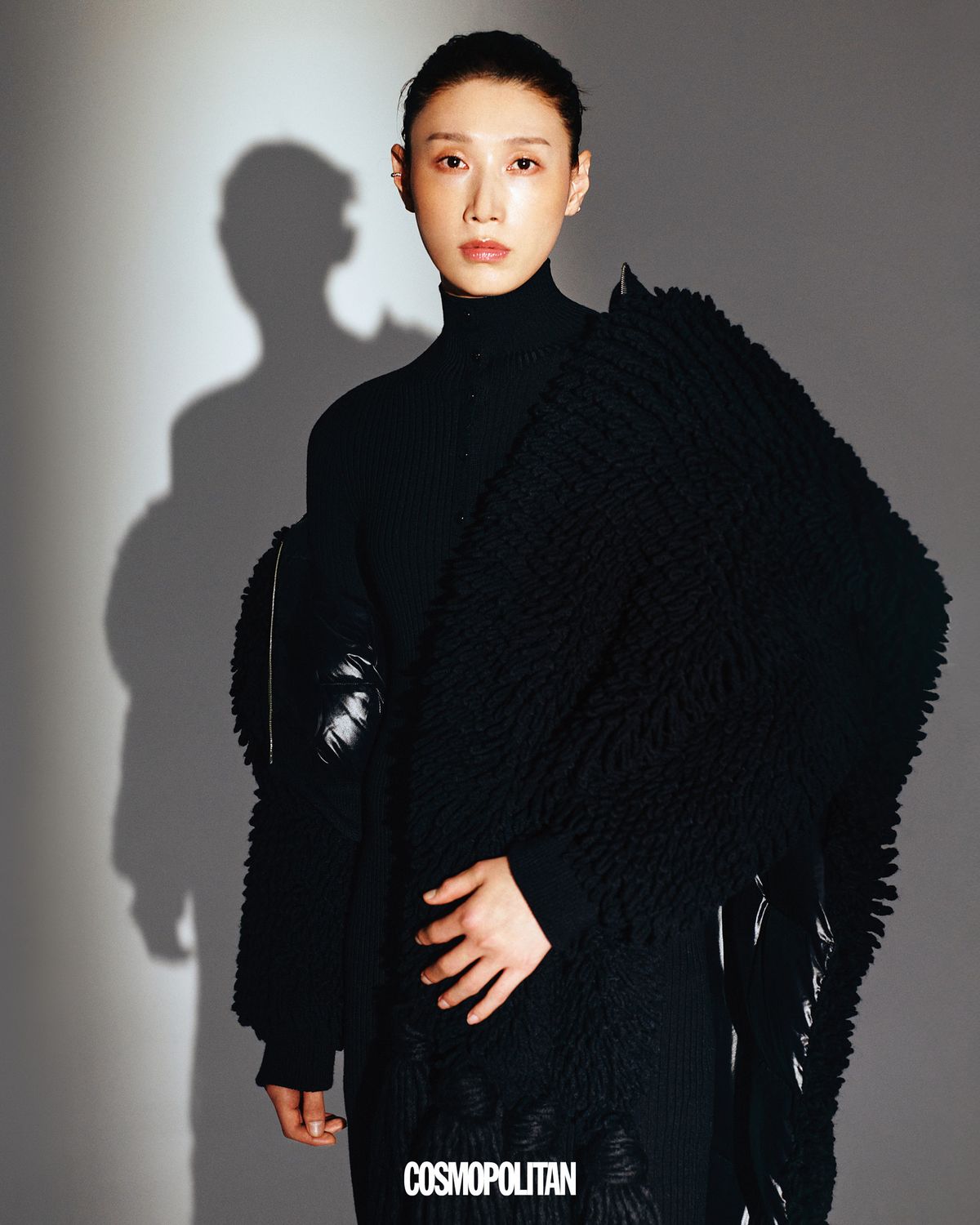 집업 카디건, 울 터틀넥 드레스, 머플러 모두 Moncler x EE72 by Edward Enninful. 실버 이어 커프 Didier Dubot.