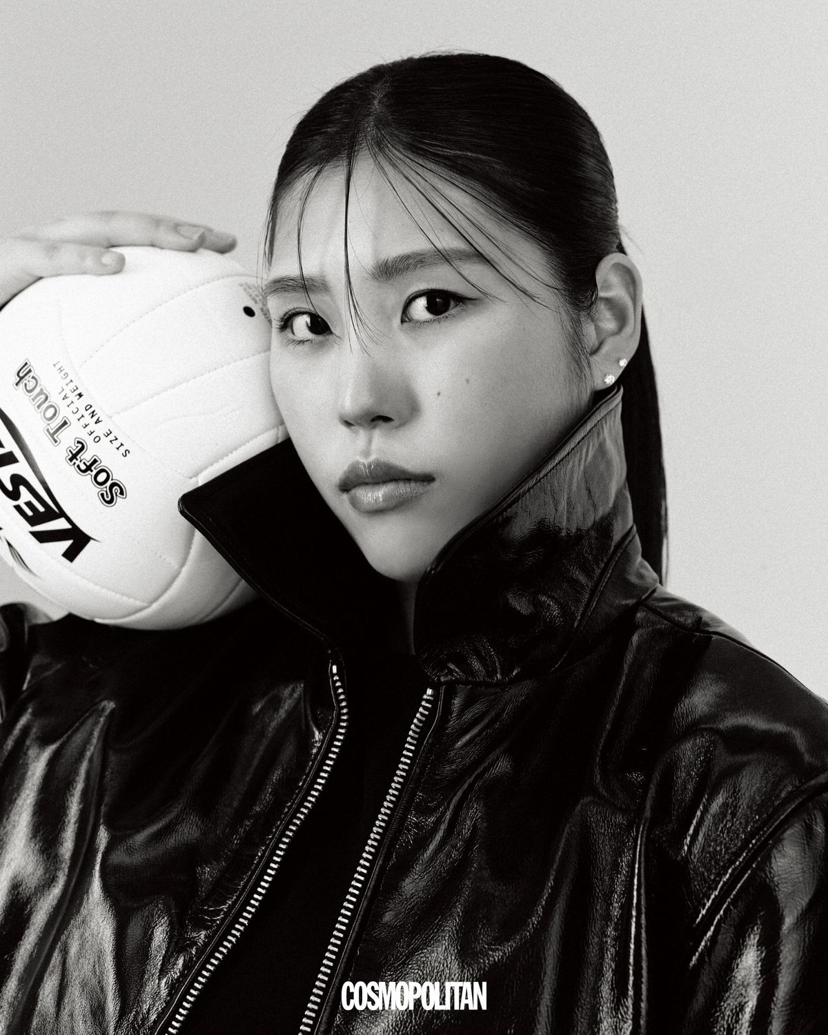 레더 재킷, 점프슈트 모두 Zara.