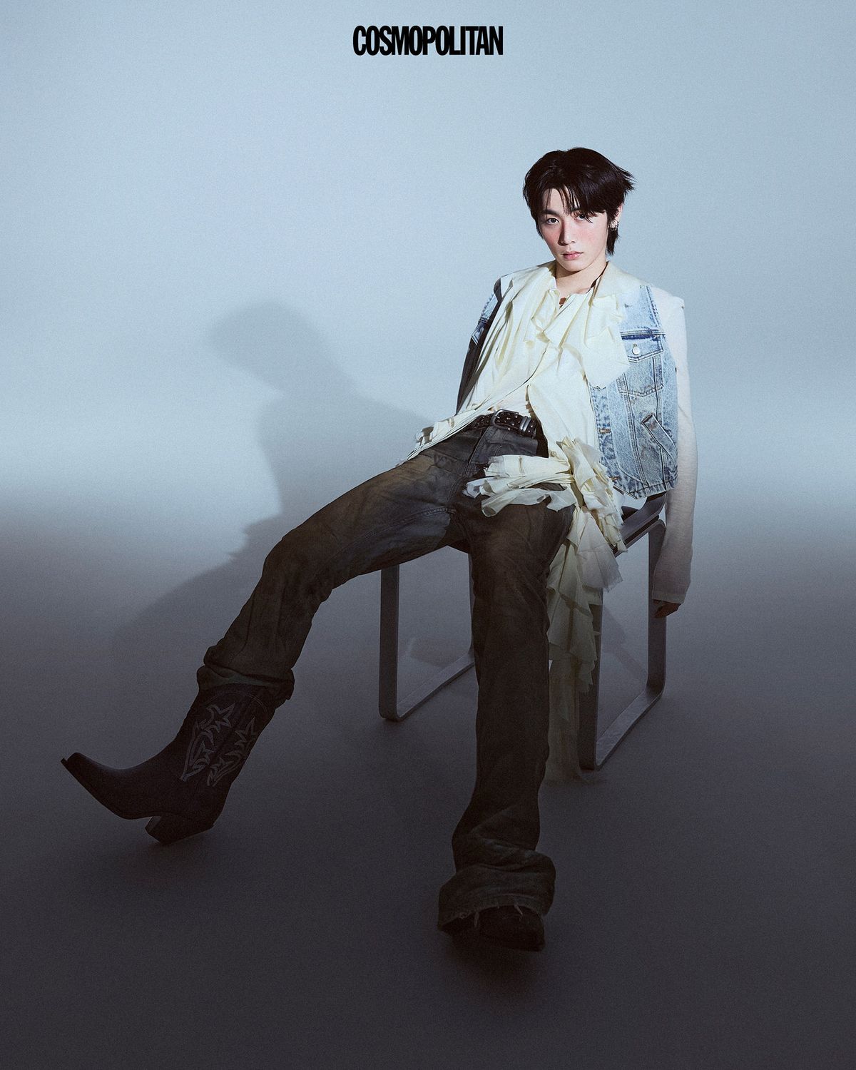 러플 블라우스 McQueen. 부츠 Enfants Riches Déprimés. 데님 베스트, 이너 롱 슬리브 티셔츠, 데님 팬츠, 벨트 스타일리스트 소장품. 귀고리 본인 소장품. 