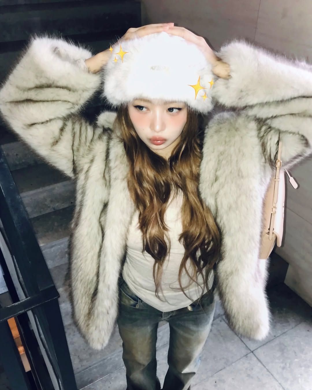 털모자를 퍼코트와 함께 매치한 아이브 레이. 인스타그램 @reinyourheart