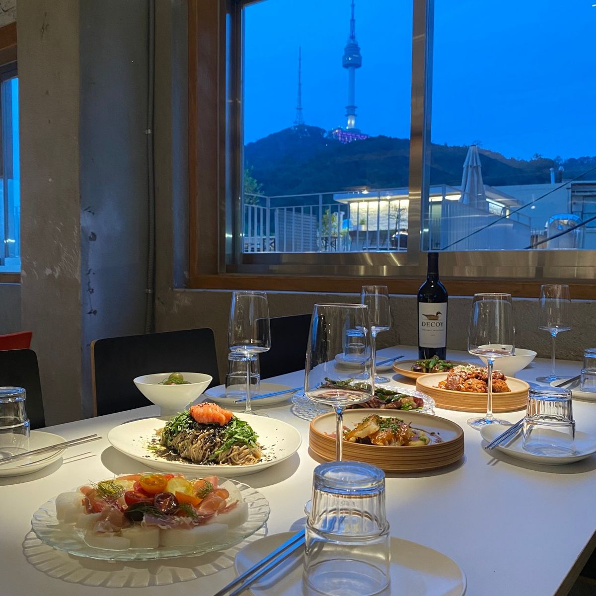 남산과 서울 도심의 야경을 즐기며 퓨전 한식을 즐길 수 있는 해방촌 차경.사진 네이버지도 차경 업체 등록사진 