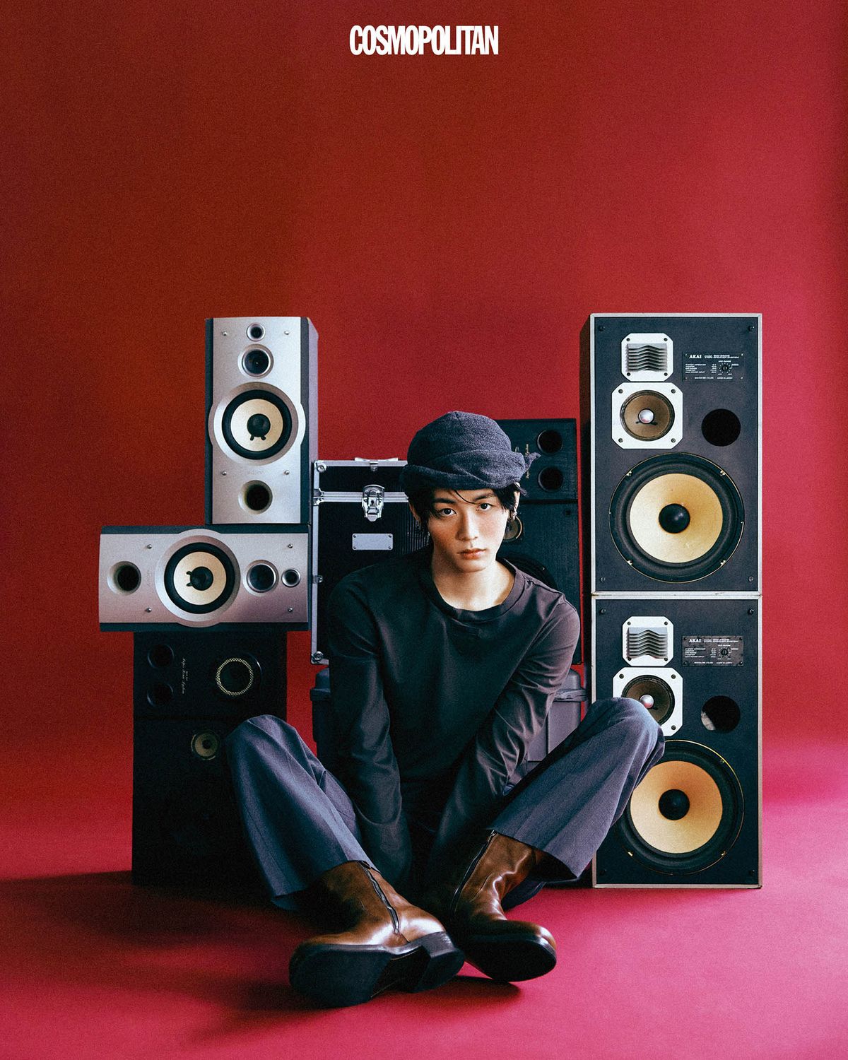 티셔츠, 팬츠, 부츠 모두 Prada. 모자 Moseori. 귀고리 본인 소장품. 