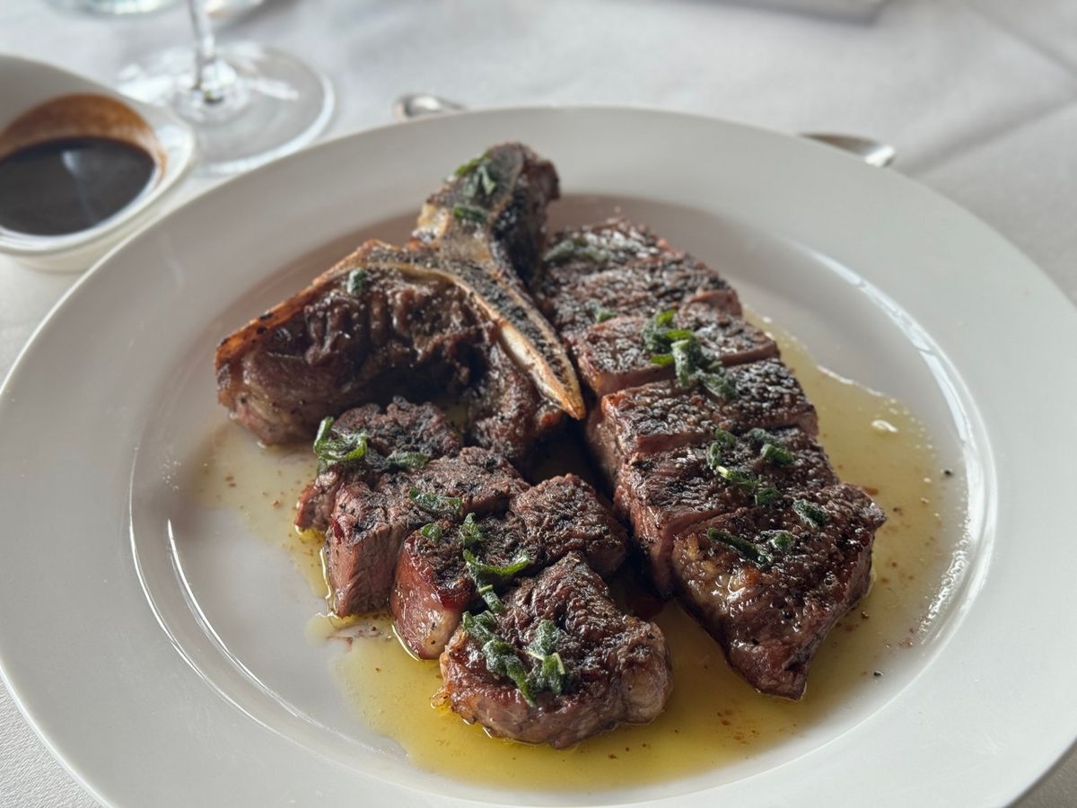 도시적인 풍경과 한강이 한 눈에 들어오는 야경 맛집 아이오유. 사진 네이버지도 아이오유 업체 등록 사진