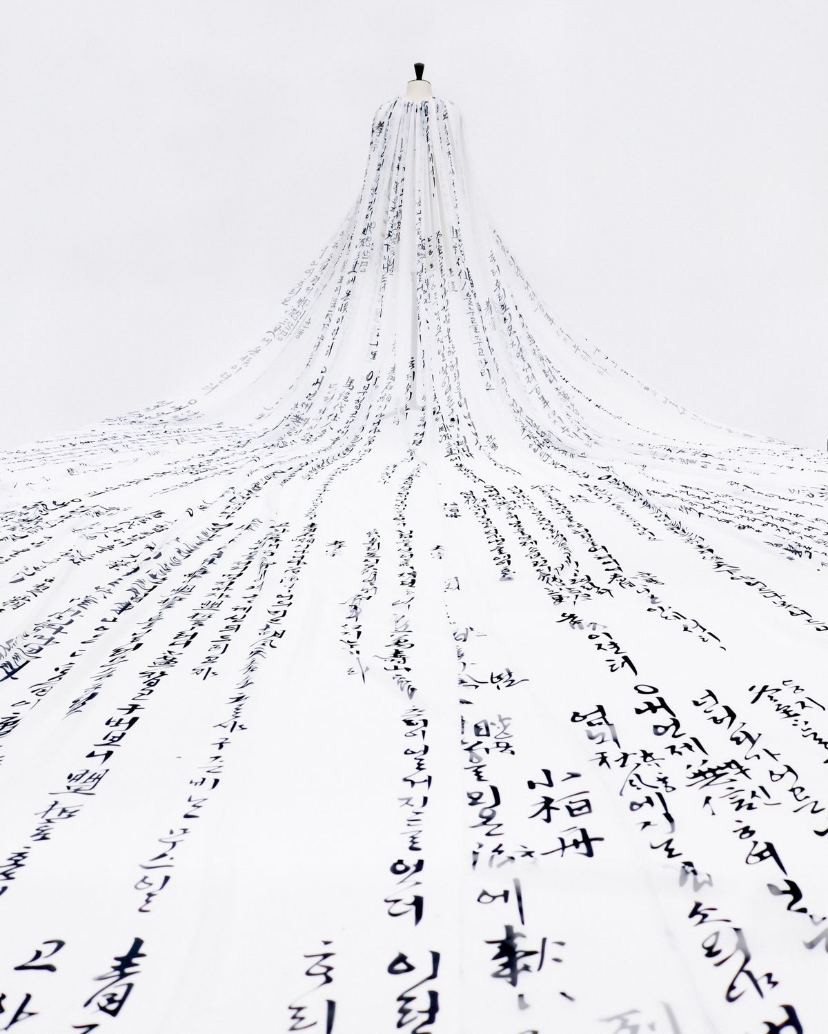 우리나라 최초의 한글 가사집 ‘청구영언’과 이를 새긴 15m 초대형 베일. 인스타그램 @leje.official