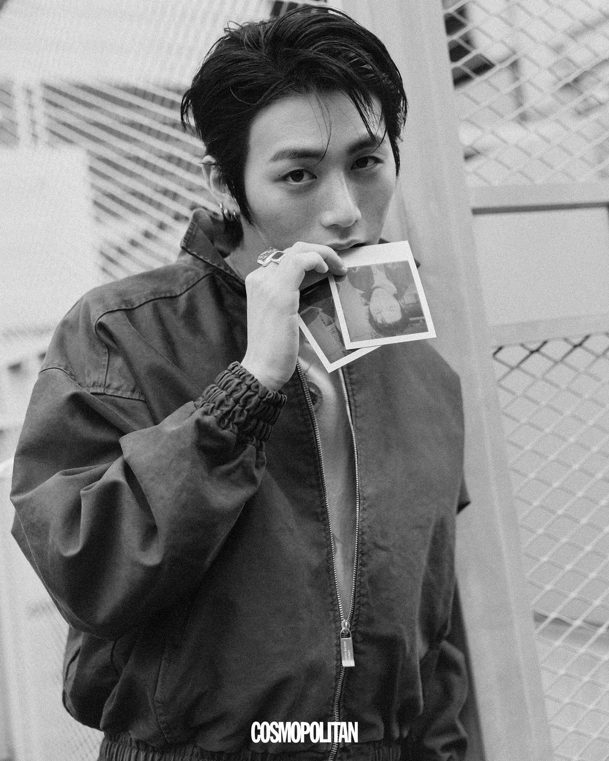 보머 재킷 Enfants Riches Déprimés. 반지 모두 Bulletto. 티셔츠, 목걸이 스타일리스트 소장품. 귀고리 본인 소장품.