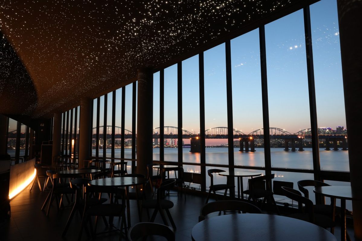  선상 위에서 한강 뷰와 함께 식사를 즐길 수 있는 반포 한강공원 녹트. 사진 네이버지도 녹트 업체 등록 사진