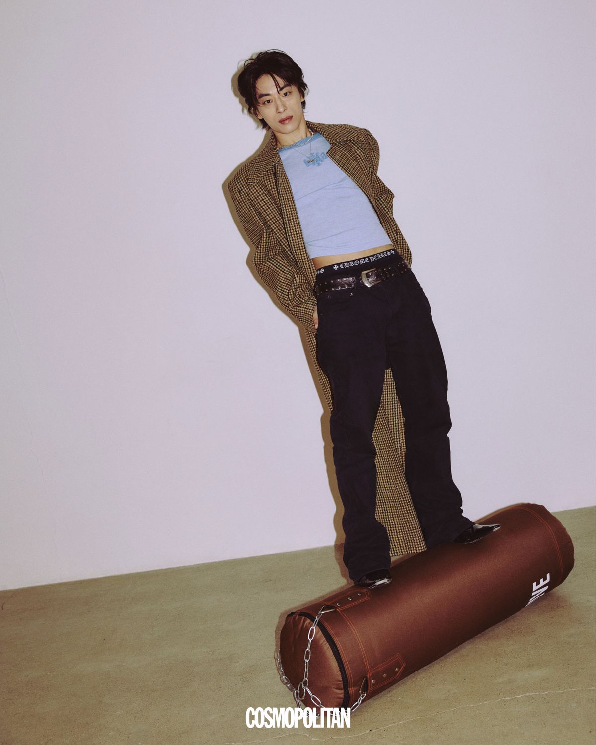 이너 톱 Barrie. 팬츠 Recto. 브리프 Chrome Hearts. 벨트 Tiger of Sweden. 펜던트 목걸이 Mr. J Works. 슈즈 Saint Laurent. 코트, 레이어드한 목걸이 스타일리스트 소장품.