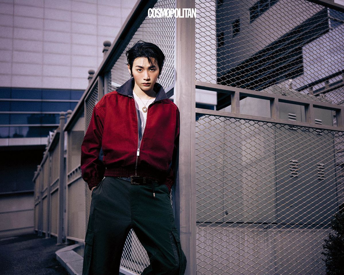 보머 재킷, 벨트 모두 Enfants Riches Déprimés. 팬츠 Snow Goose by Canada Goose. 티셔츠, 목걸이 스타일리스트 소장품. 귀고리 본인 소장품.