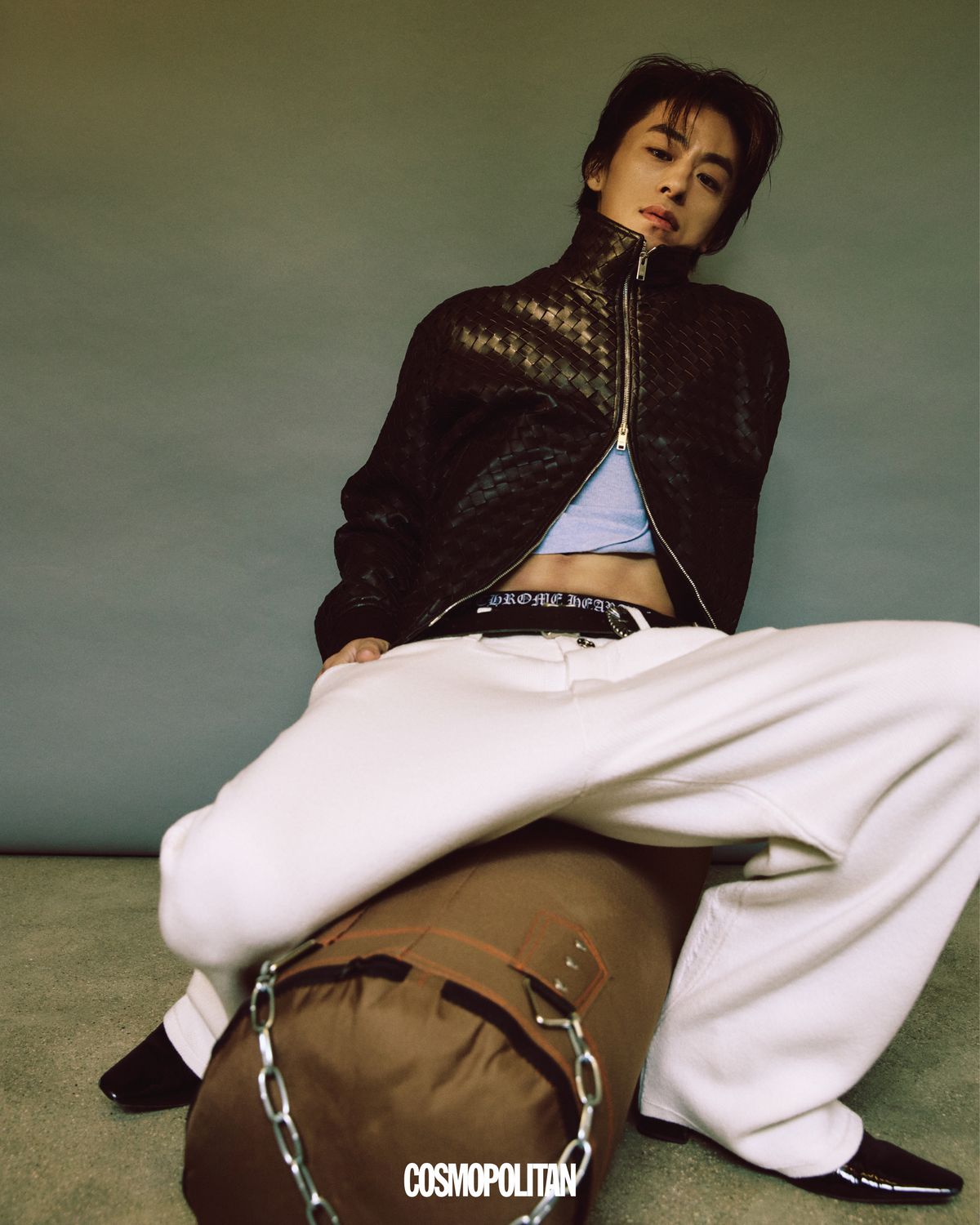 재킷 Bottega Veneta. 이너 톱, 팬츠 모두 Barrie. 브리프 Chrome Hearts. 슈즈 Saint Laurent. 벨트 스타일리스트 소장품.