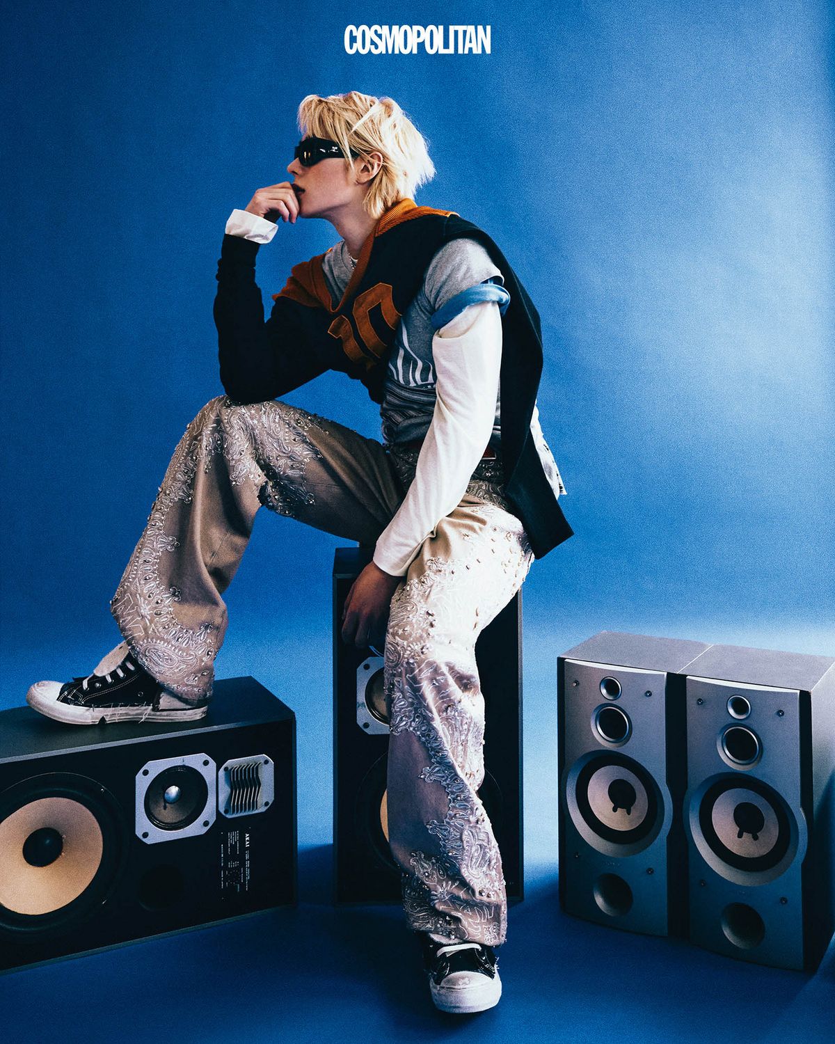 바시티 티셔츠, 스니커즈 모두 Maison Margiela. 반팔 티셔츠 Yoomnon. 이너 롱 슬리브 티셔츠 Marine Serre. 팬츠 Amiri. 선글라스 Courrèges. 목걸이 Moonlight Bohème. 벨트 스타일리스트 소장품. 