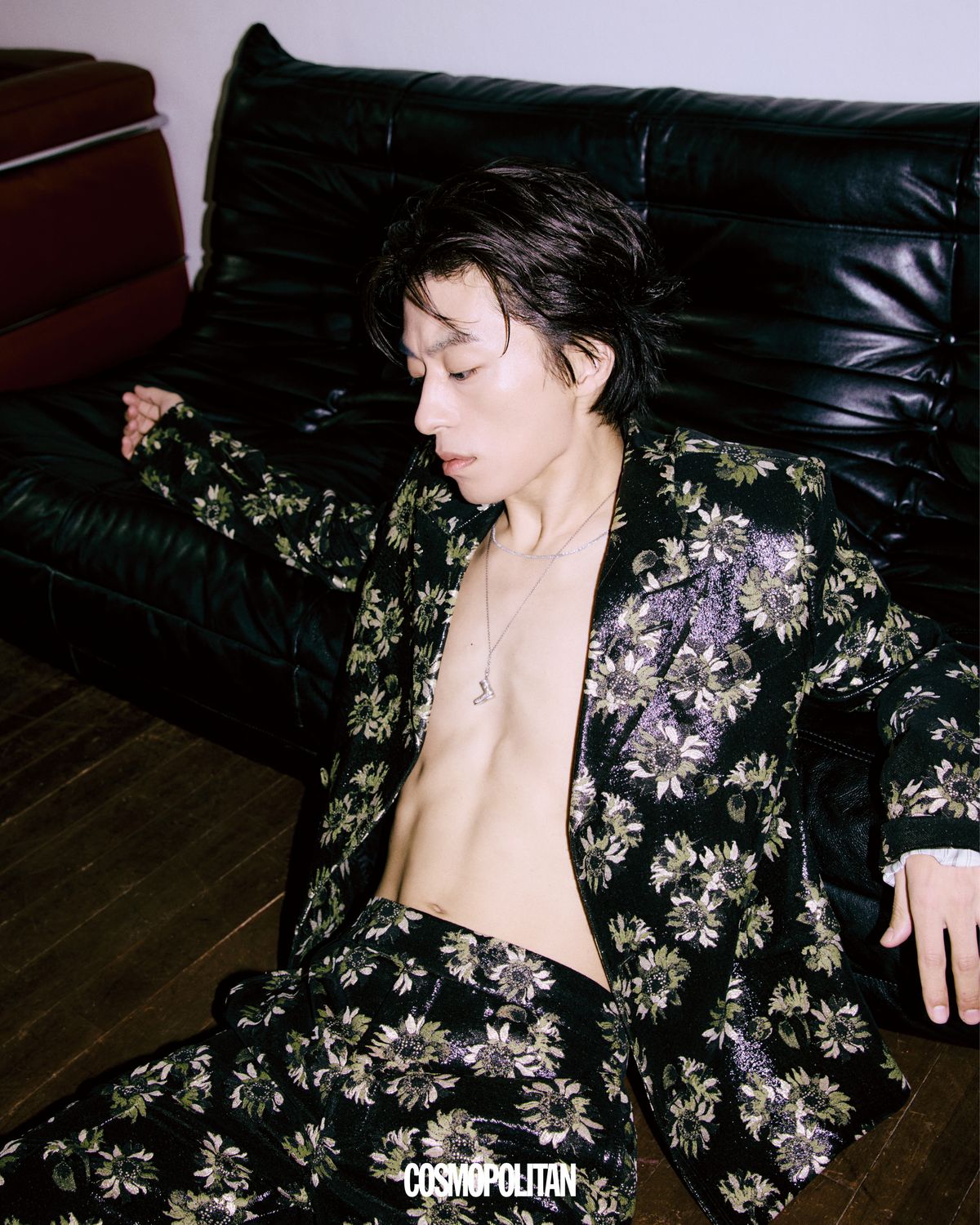 재킷, 팬츠 모두 McQueen. 펜던트 목걸이 Mr. J Works. 레이어드한 목걸이 스타일리스트 소장품.