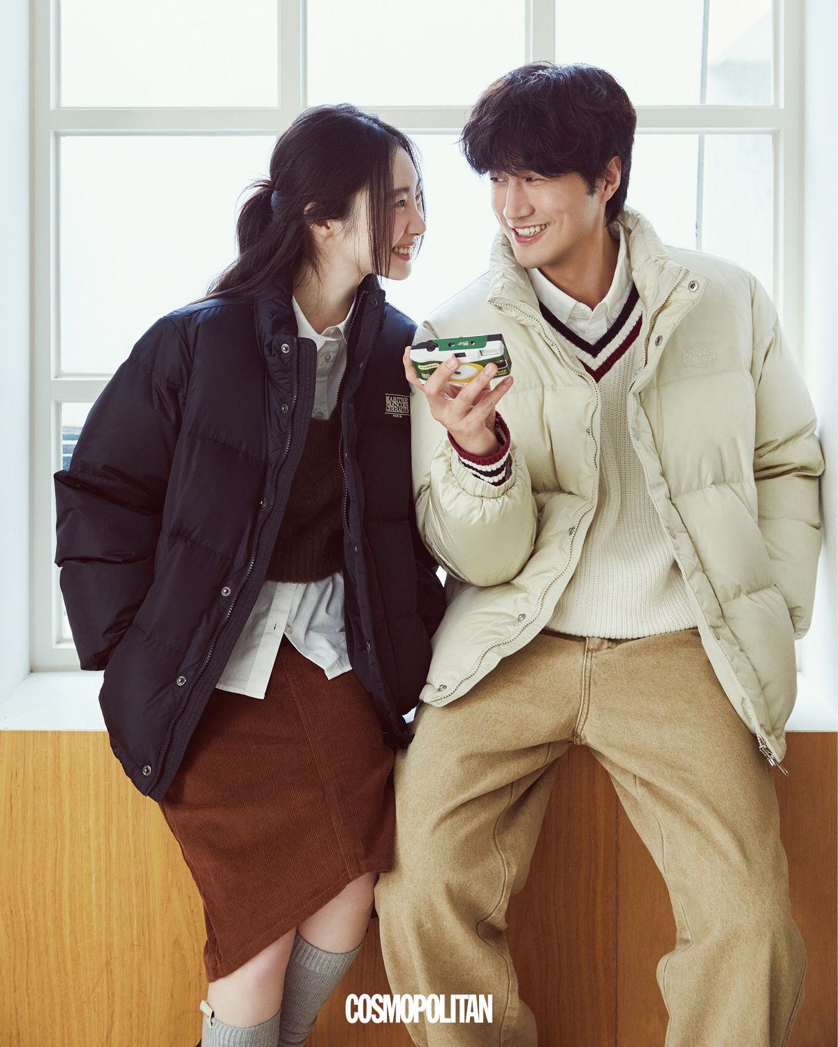 (남영서)클래식 로고 다운 재킷 26만9천원, 니트 뷔스티에 9만9천원, 옥스퍼드 셔츠 12만9천원, 코듀로이 미디스커트 15만9천원, 니트 롱 삭스 1만9천원 모두 Marithé François Girbaud. (나현웅)클래식 로고 다운 재킷 26만9천원, 브이넥 풀오버 15만9천원, 옥스퍼드 셔츠 12만9천원, 데님 팬츠 15만9천원 모두 Marithé François Girbaud.