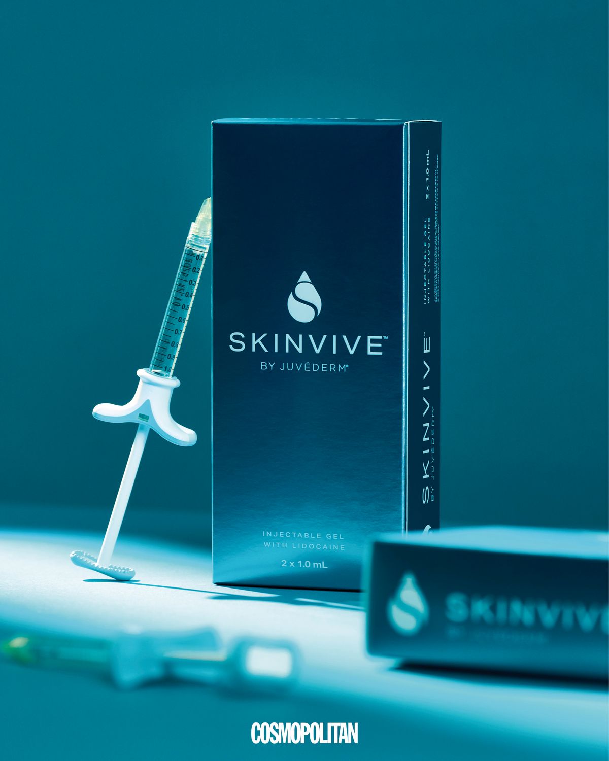 스킨바이브® by 엘러간 에스테틱스 히알루론산을 기반으로 피부 속 수분 흐름을 정돈해 미세 주름과 거친 결을 차분히 다듬어주는 차세대 스킨부스터. 입자가 세밀하게 퍼져 얼굴 전체에 자연스러운 광과 밀도를 채우는 것이 특징이다. 스킨 주사 가운데 최초로 FDA 승인을 받은 제품으로, 안정성과 효과를 갖춘 메디컬 에스테틱의 핵심 아이템으로 꼽힌다.