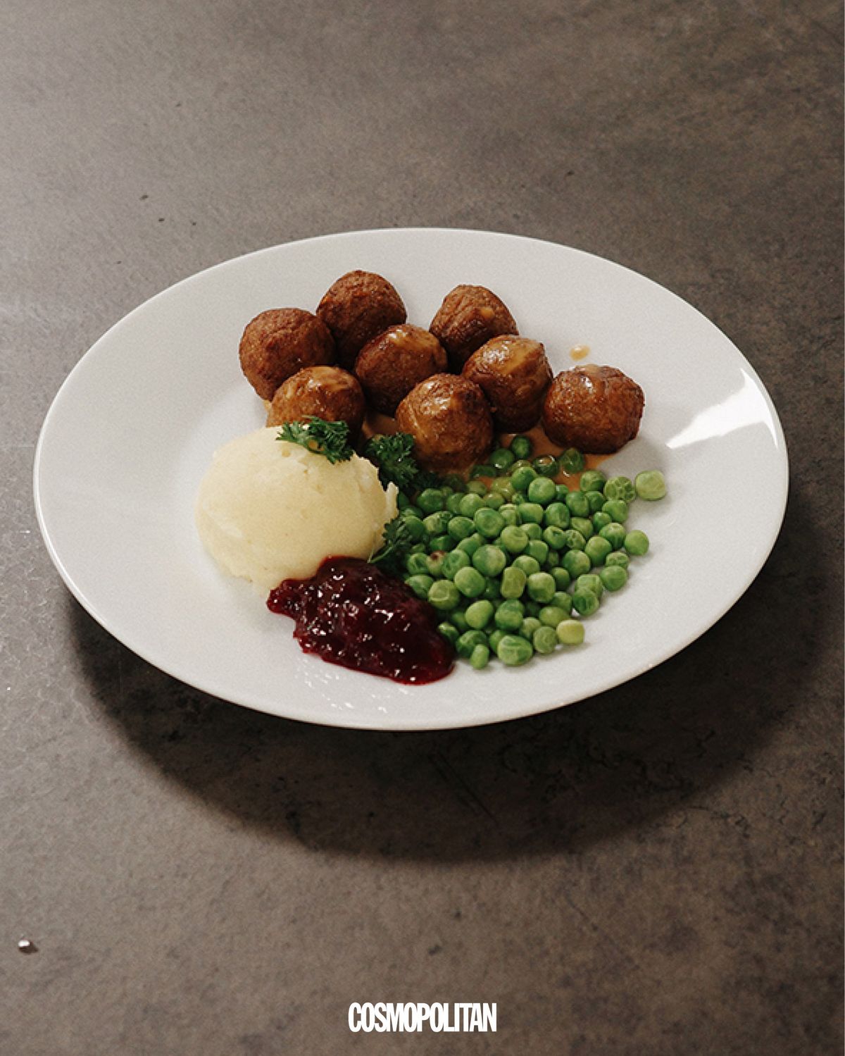 매시드 포테이토, 완두콩, 링곤 베리 잼과 곁들이는 이케아 미트볼 플레이트.