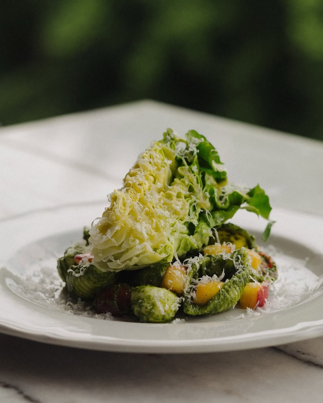 고즈넉한 창덕궁 경치를 바라보며 식사를 즐길 수 있는 파티나. 인스타그램 @patina.seoul