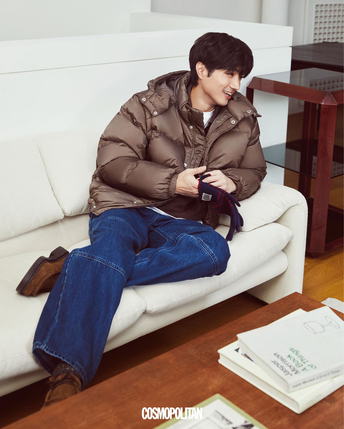 디태처블 다운 재킷 31만9천원, 집업 스웨트셔츠 9만9천원, 데님 팬츠 15만9천원, 클래식 로고 글러브 4만9천원 모두 Marithé François Girbaud. 레이어드 톱, 로퍼는 스타일리스트 소장품.