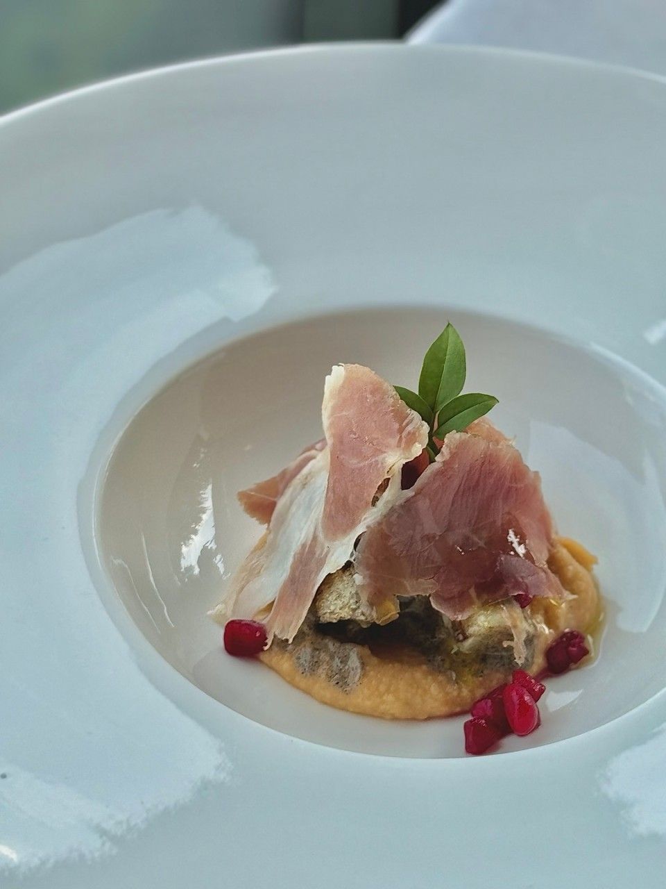 도시적인 풍경과 한강이 한 눈에 들어오는 야경 맛집 아이오유. 사진 네이버지도 아이오유 업체 등록 사진