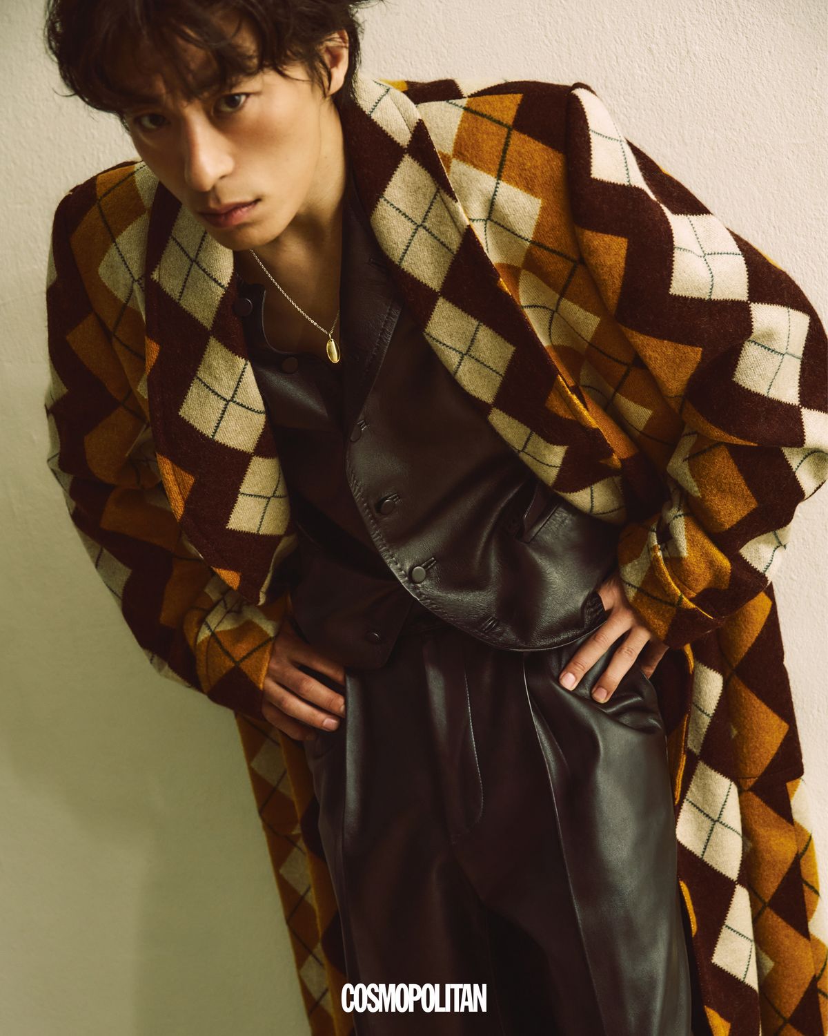 코트, 레더 베스트, 레더 팬츠 모두 Kimseoryong Homme. 벨트 Recto. 목걸이 스타일리스트 소장품.