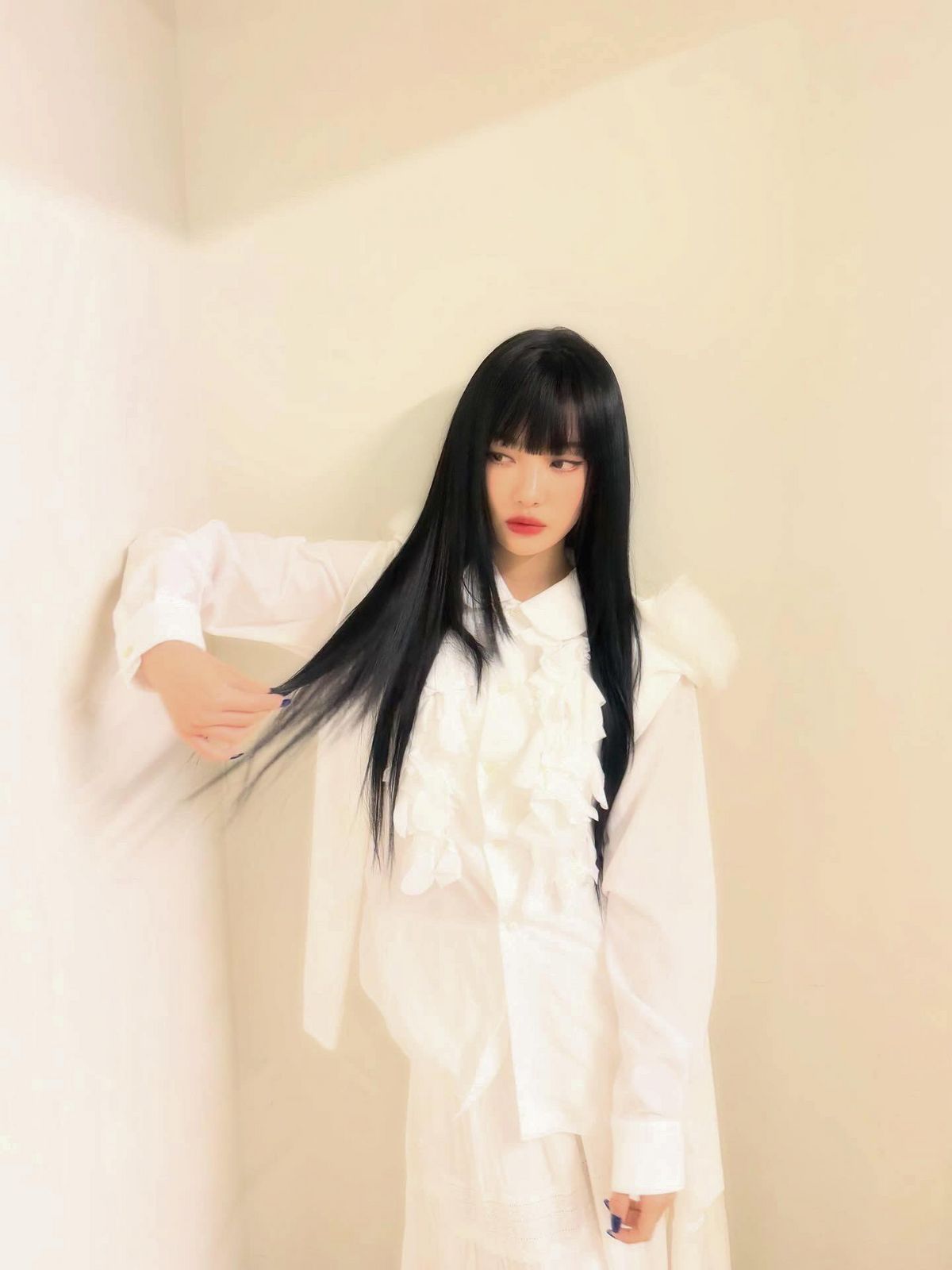 풀뱅 흑발 생머리에 레드 립을 매치한 닝닝. 인스타그램 @imnotningning