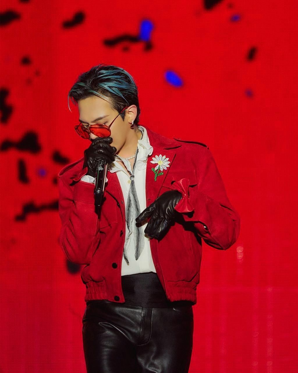 연말 레드룩을 선보인 지드래곤. 인스타그램 @xxxibgdrgn