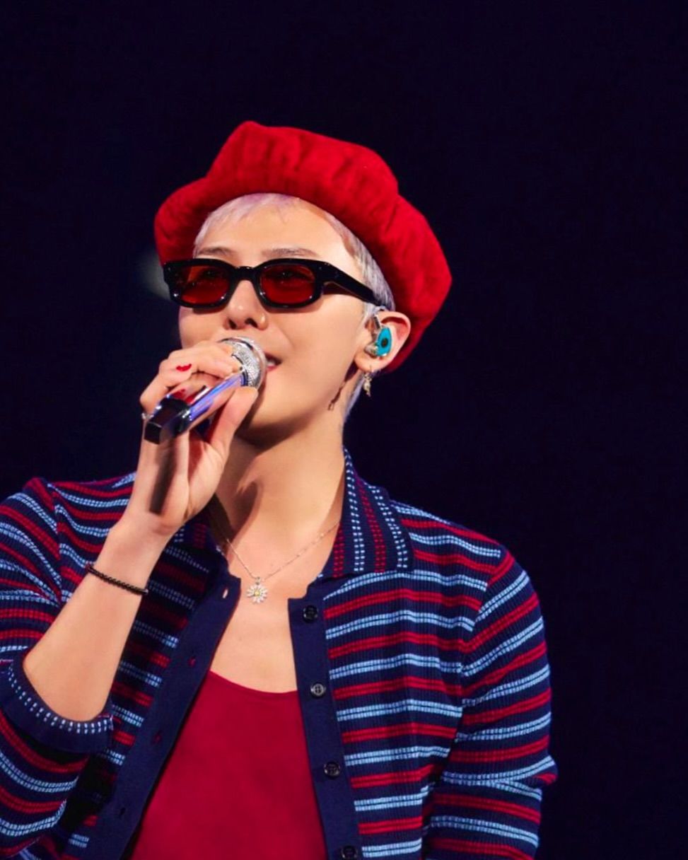 연말 레드룩을 선보인 지드래곤. 인스타그램 @xxxibgdrgn