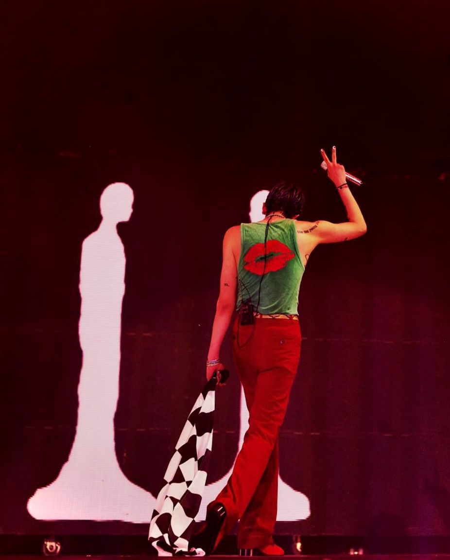 연말 레드룩을 선보인 지드래곤. 인스타그램 @xxxibgdrgn