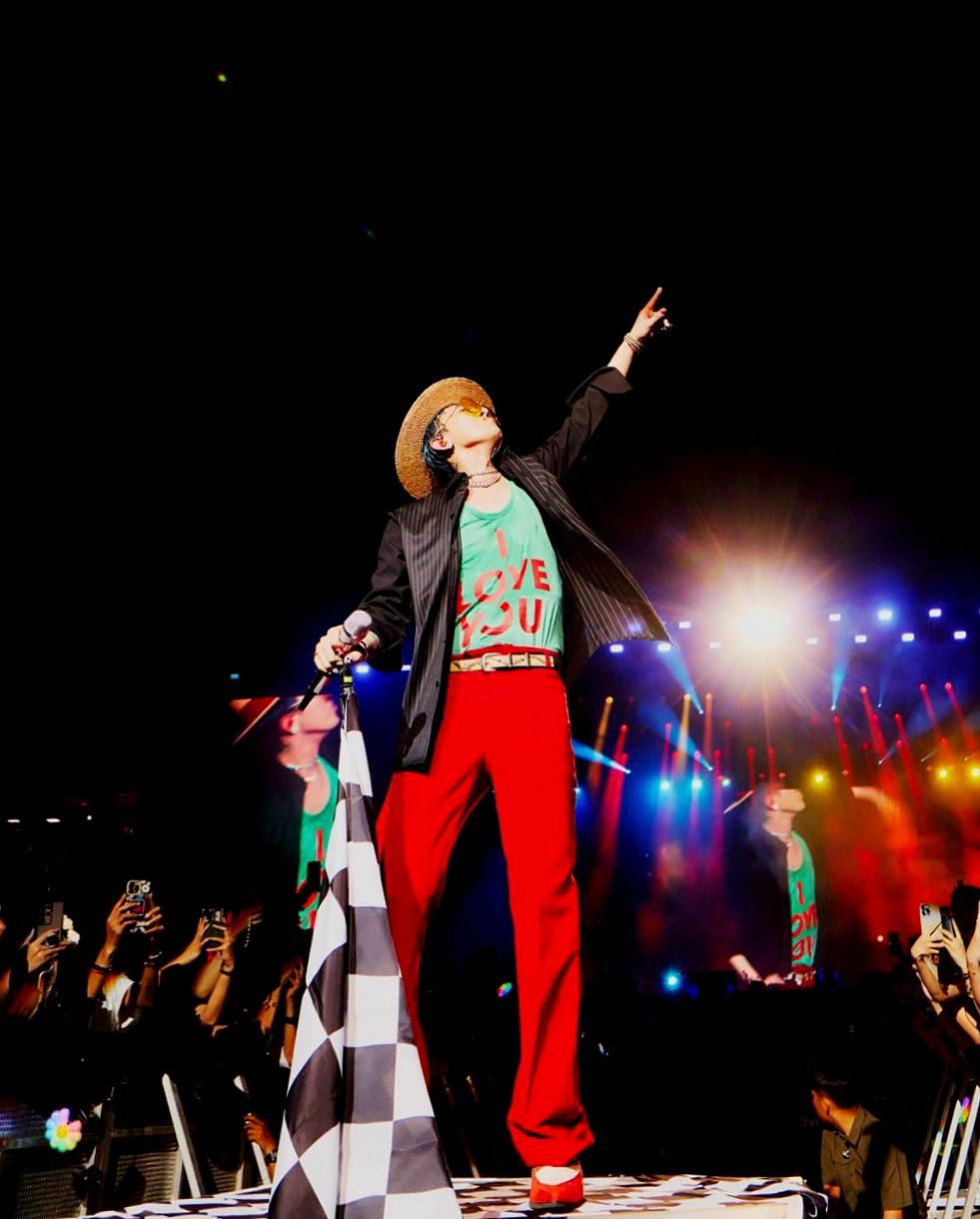 연말 레드룩을 선보인 지드래곤. 인스타그램 @xxxibgdrgn