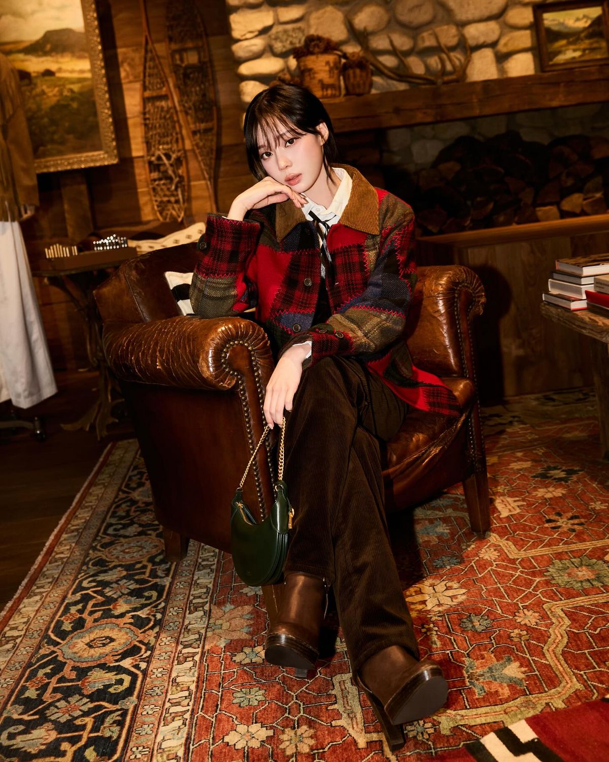 멀티 컬러 타탄체크 재킷을 입은 윈터. 인스타그램 @imwinter