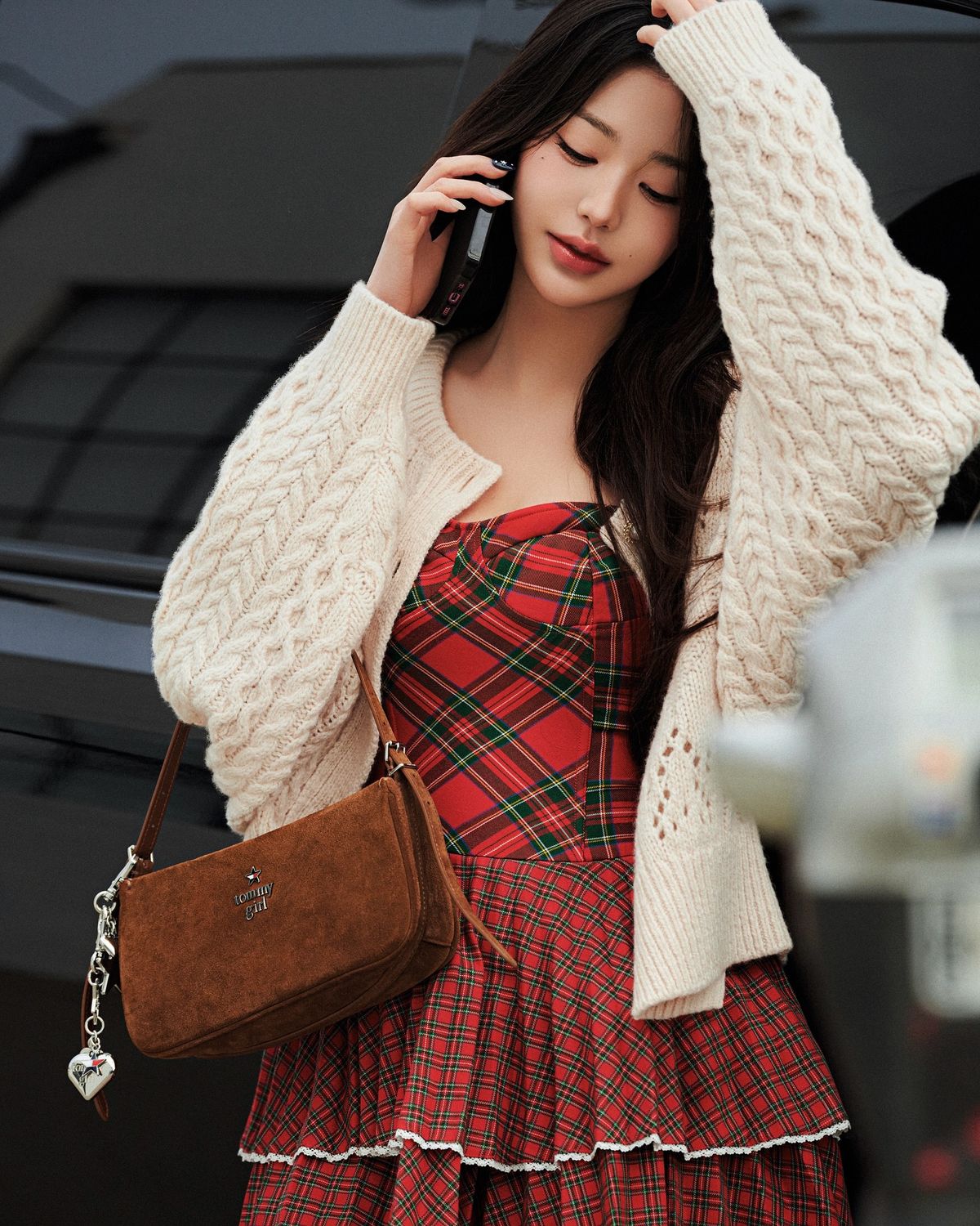 레드 타탄체크 원피스를 착용한 장원영. 인스타그램 @for_everyoung10